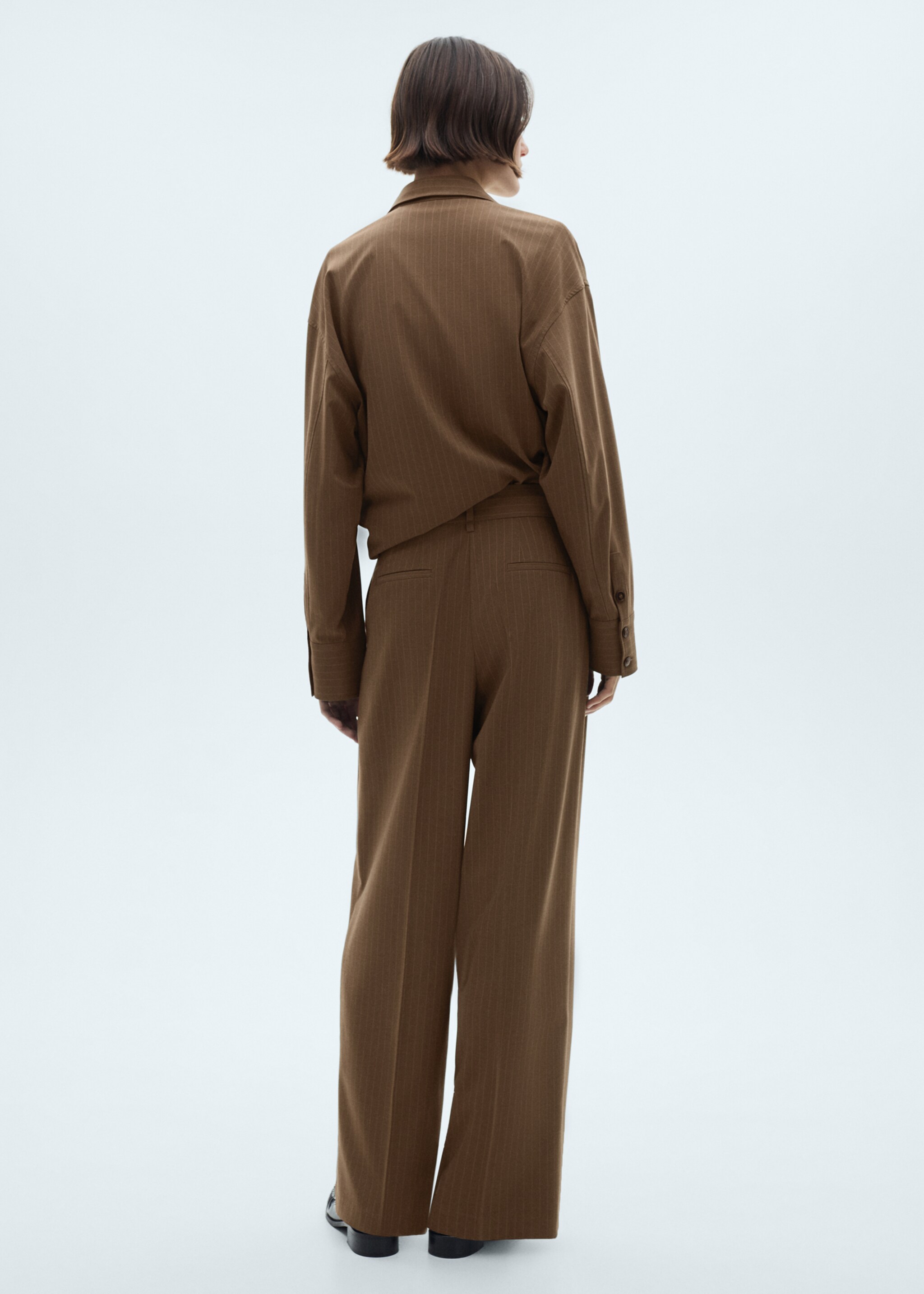 Pantalon à fines rayures - Verso de l’article, Olive. Ref: 77087715-00.