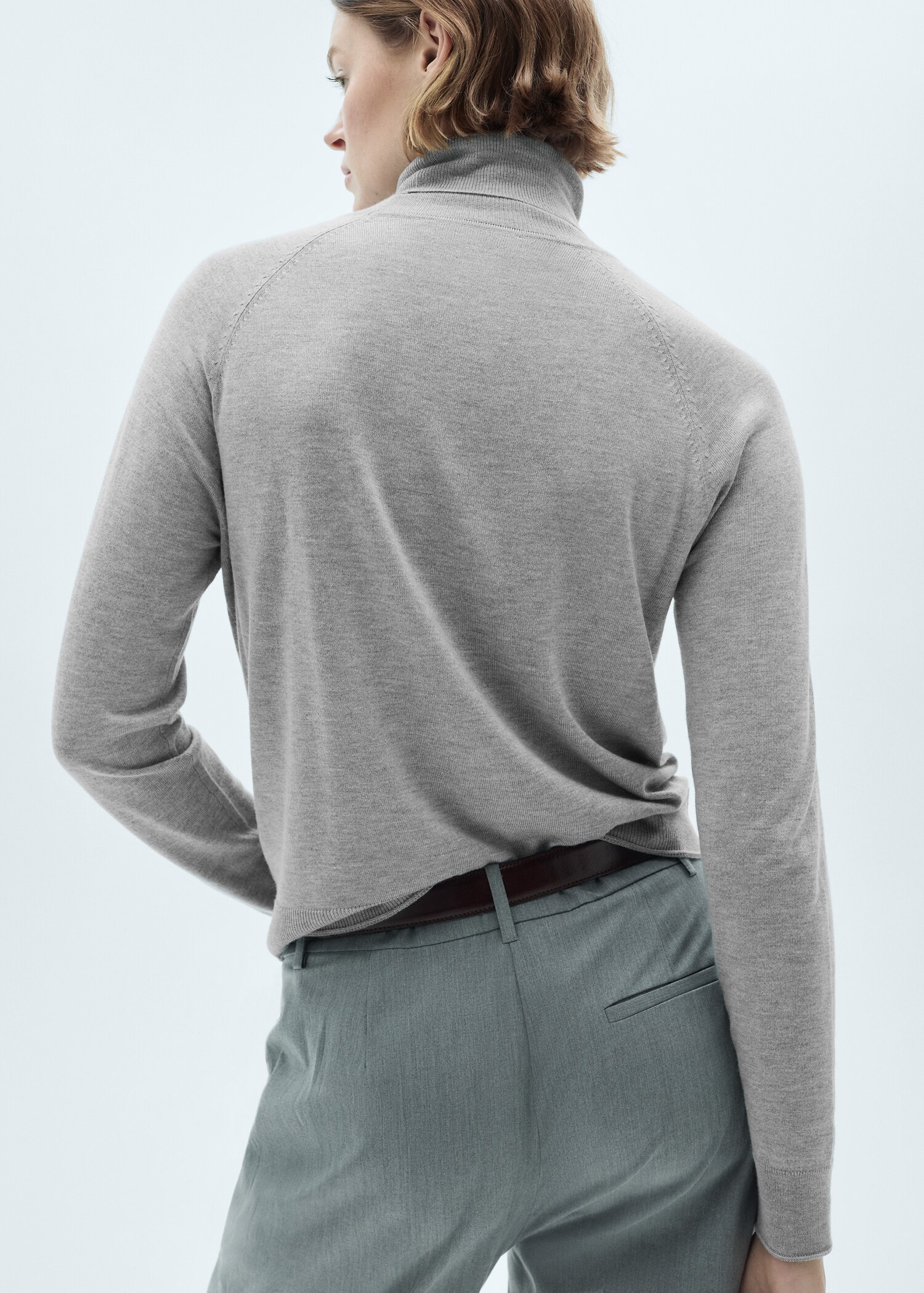 Fine-knit turtleneck sweater - Reverse of the article