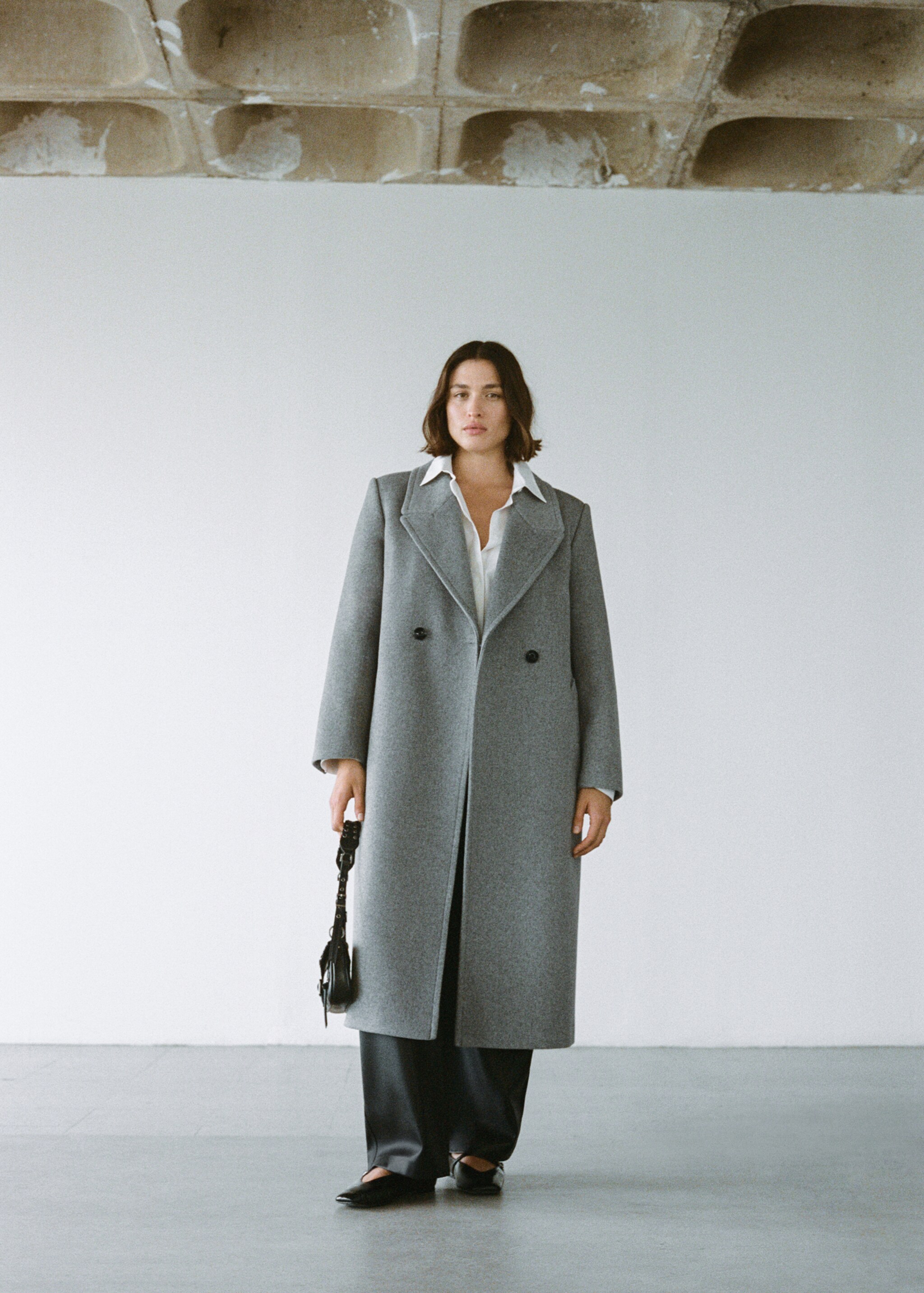 Abric de llana amb solapes - Detall de l'article 7, Gris. Ref: 77088267-00.