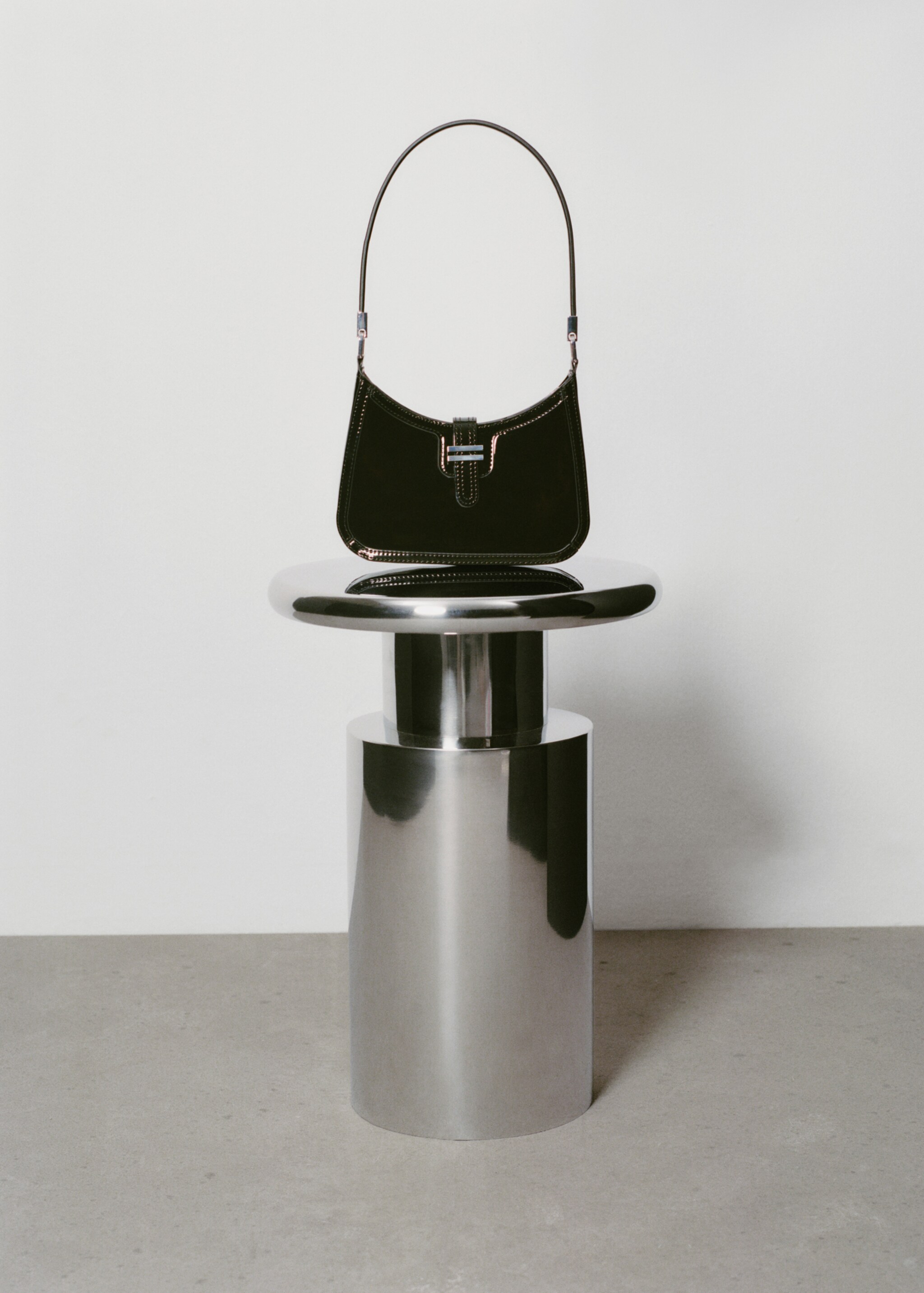Patent leather-effect shoulder bag - Details of the article 9, Black. Ref: 77088278-00.