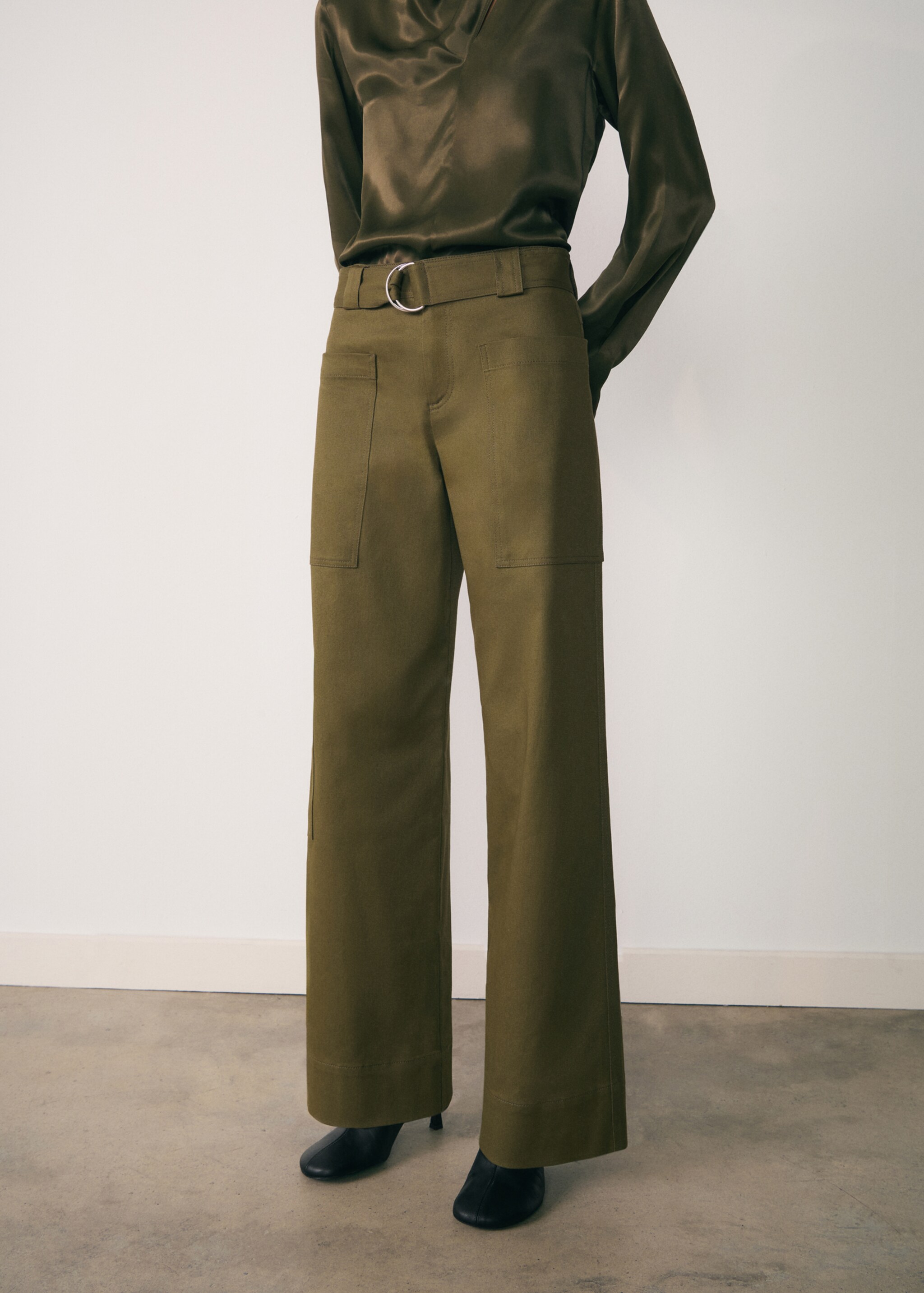 Belt cargo trousers - Medium plane, Khaki. Ref: 77088282-00.