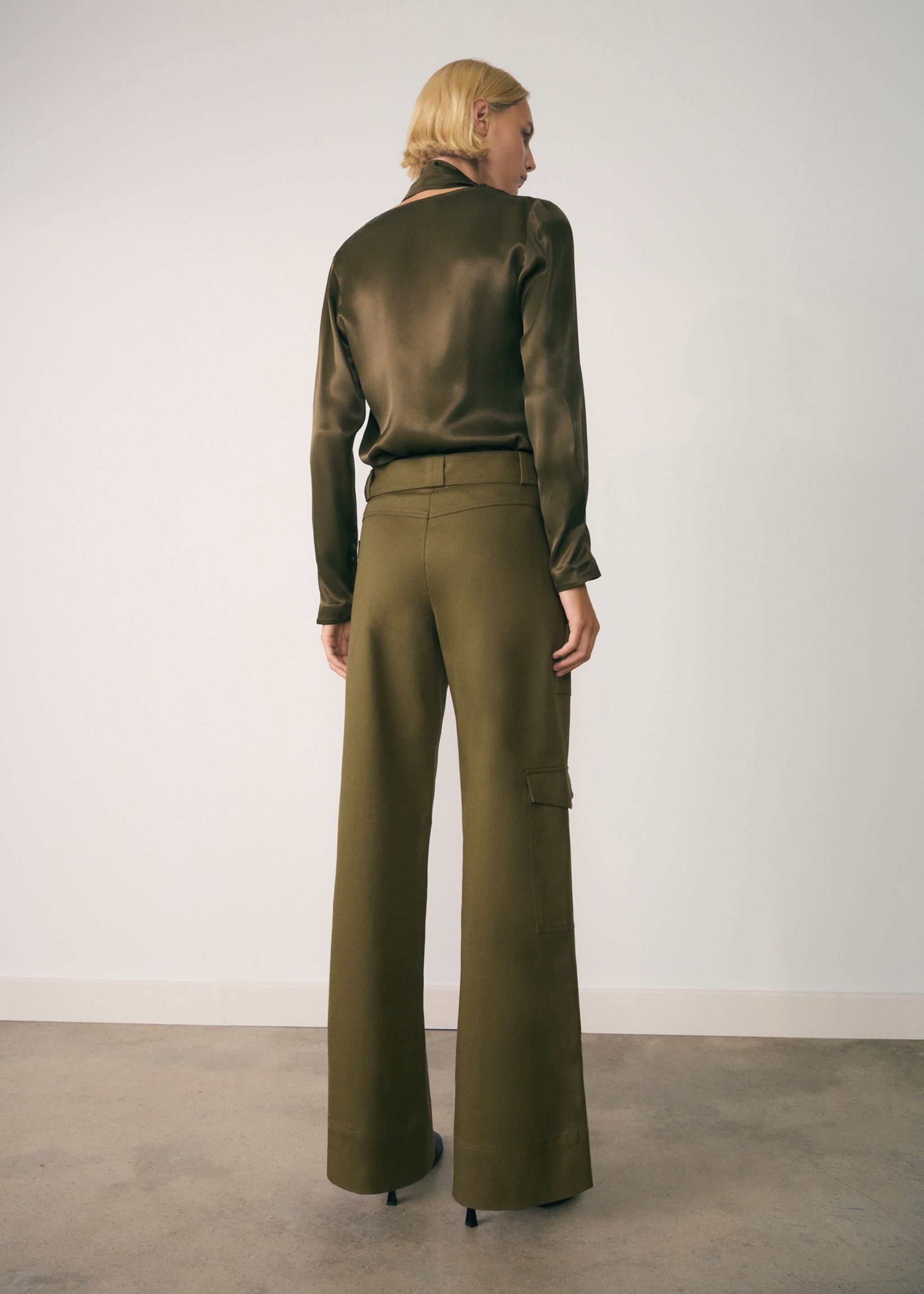 Belt cargo trousers - Reverse of the article, Khaki. Ref: 77088282-00.