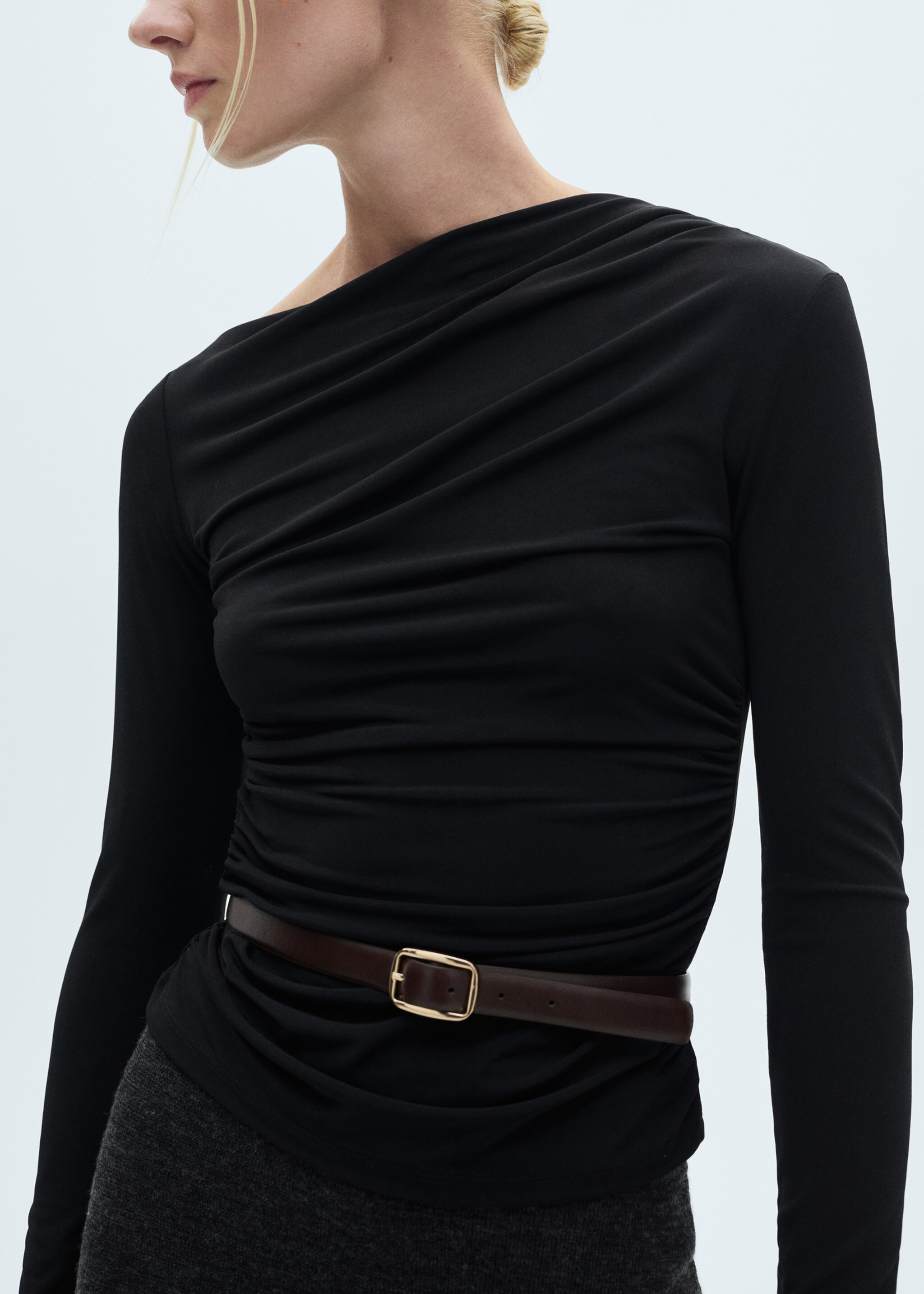 Asymmetrical gathered t-shirt - Details of the article 6, Black. Ref: 77088283-00.