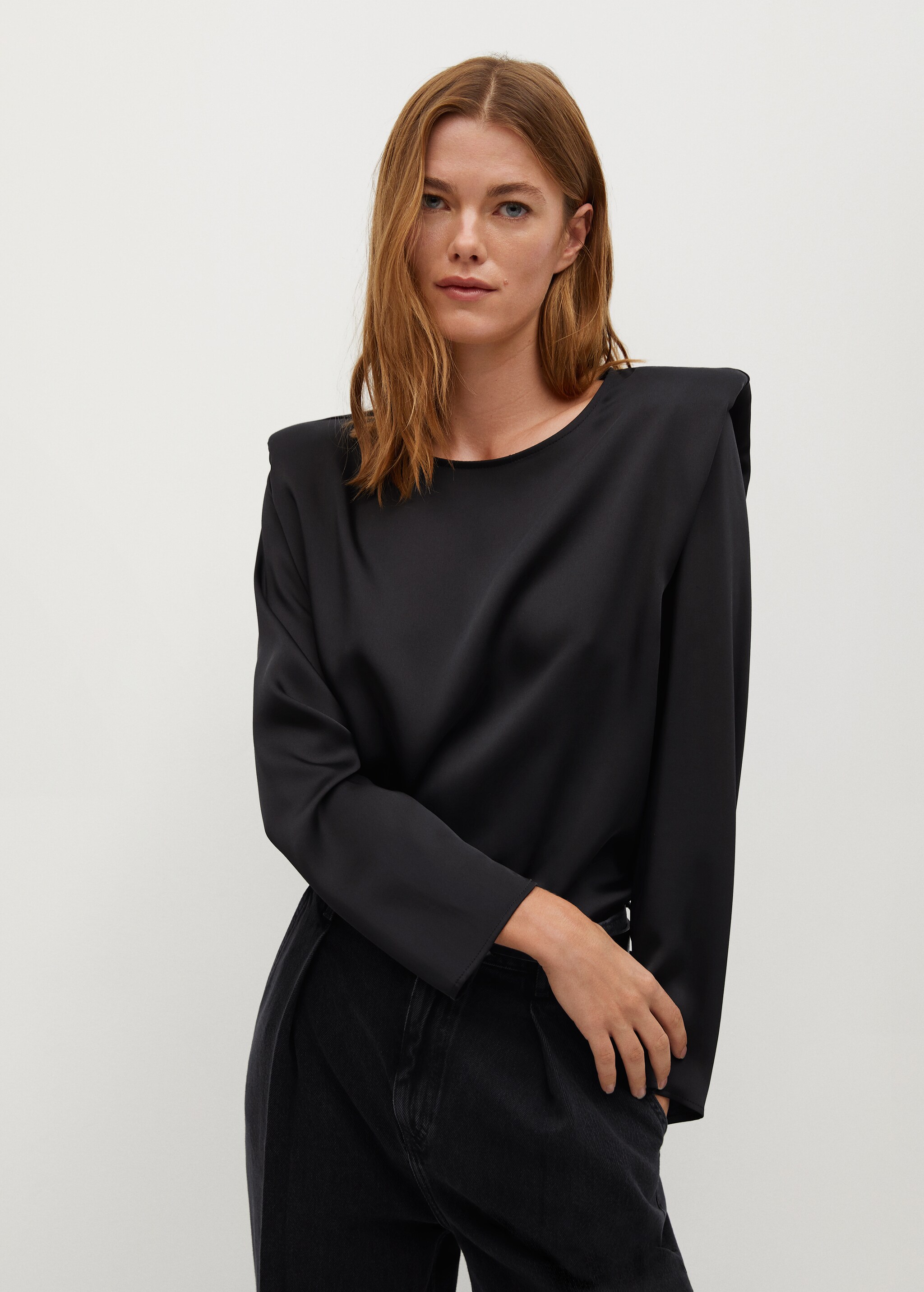 Blouse satinée épaulettes - Plan moyen