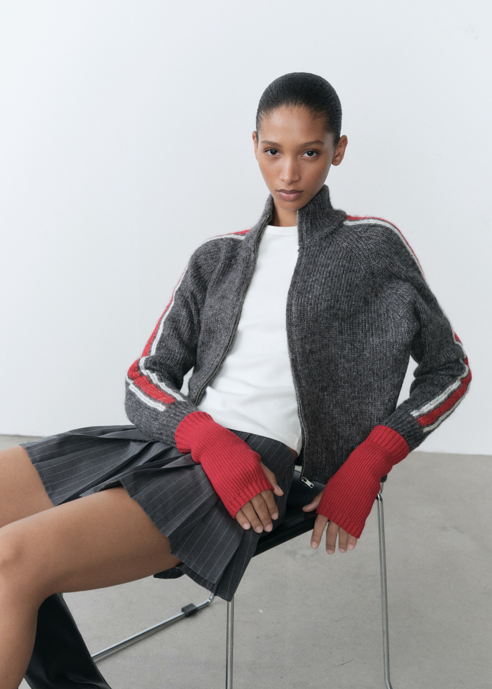 Perkins-neck cardigan with zip - Details of the article 2, Intense Red. Ref: 77088633-00.