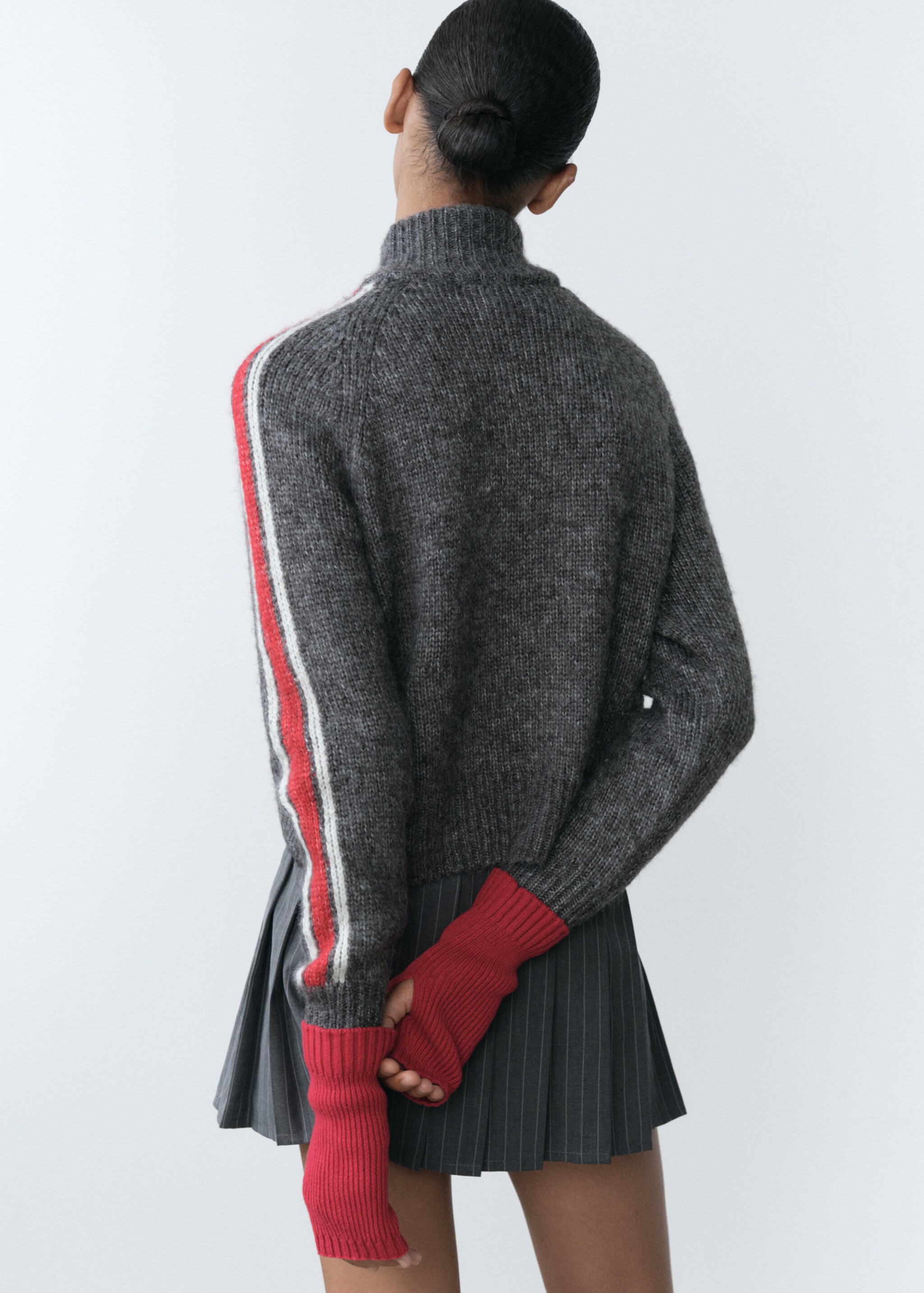Perkins-neck cardigan with zip - Reverse of the article, Intense Red. Ref: 77088633-00.