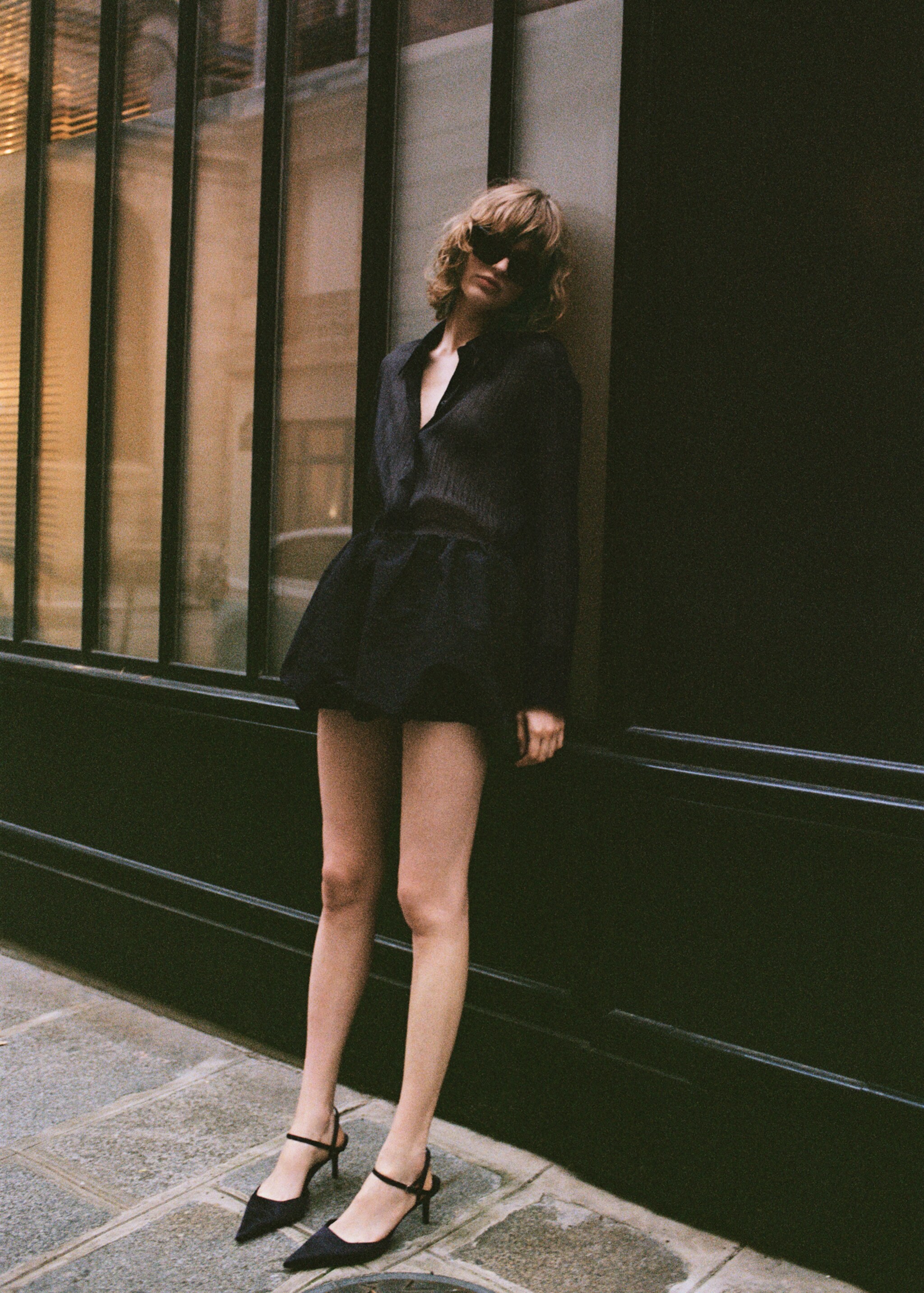 Low-rise balloon mini-skirt - Details of the article 6, Black. Ref: 77089060-00.