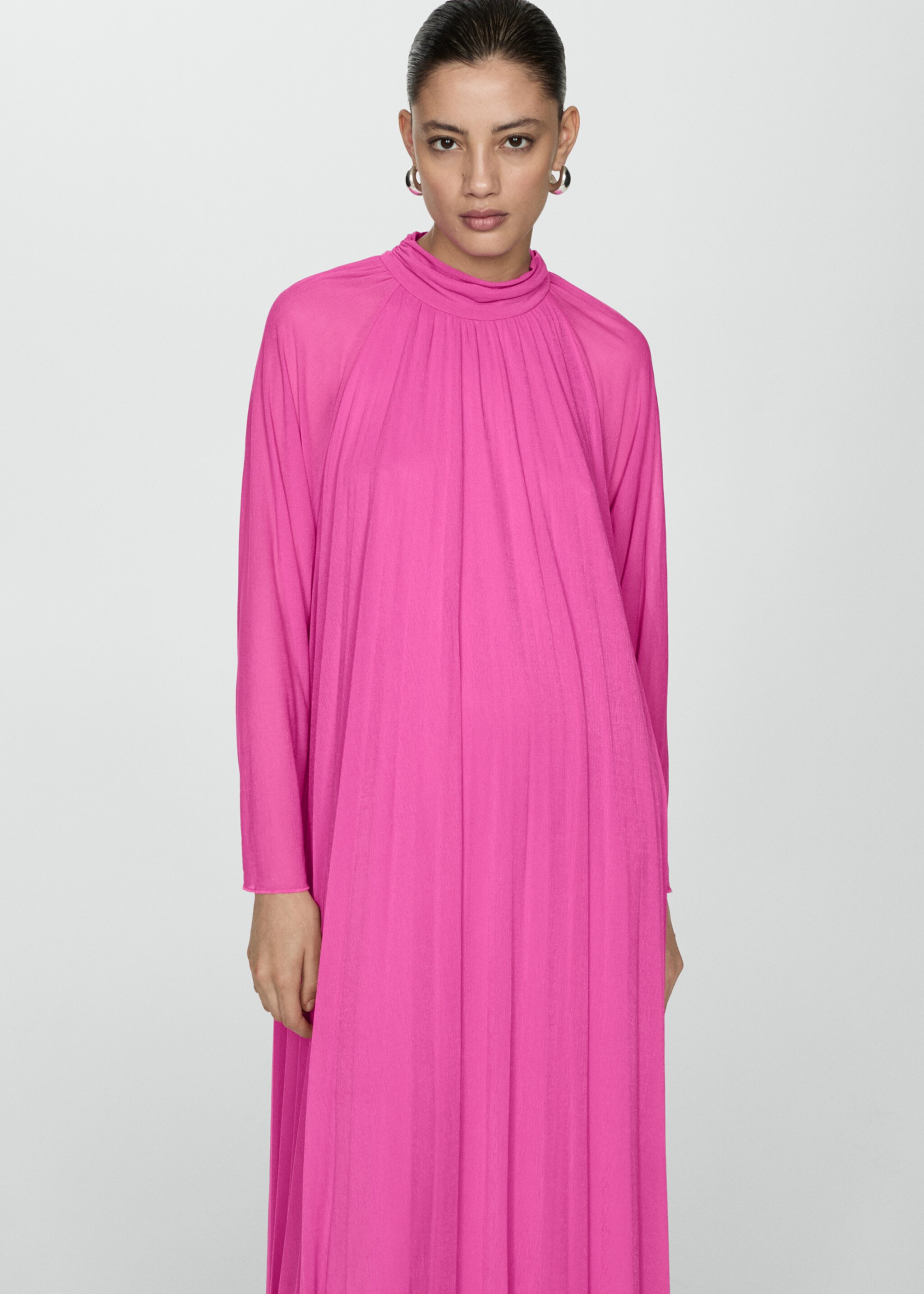 Robe longue plissée - Plan moyen