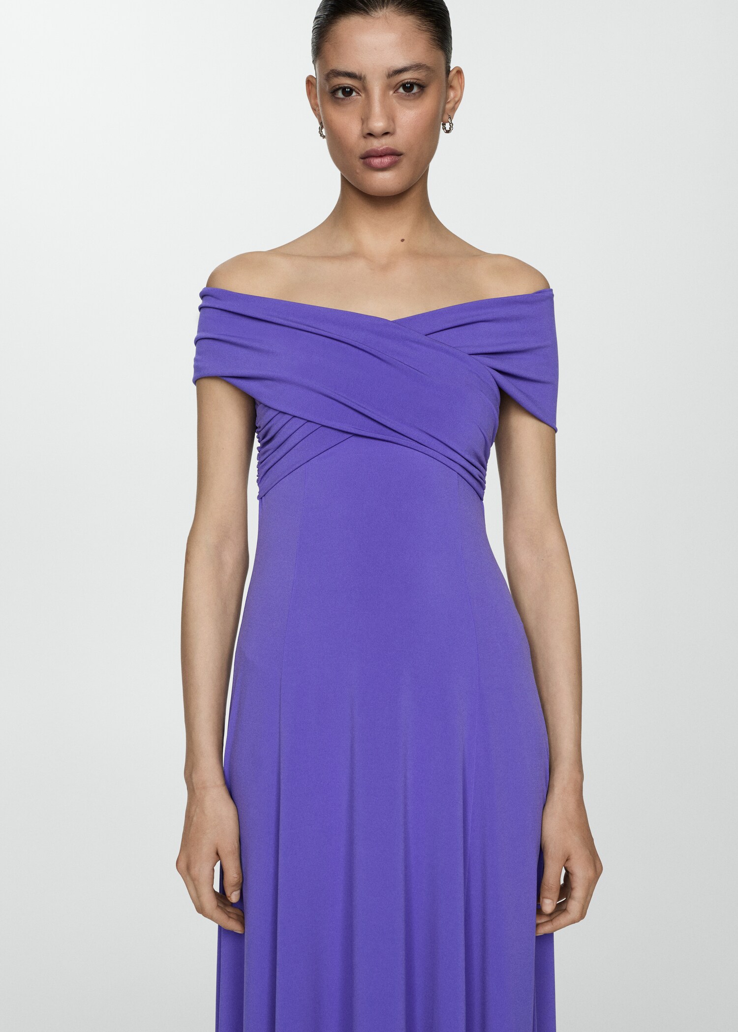 Off shoulder-klänning - Bild av mittparti