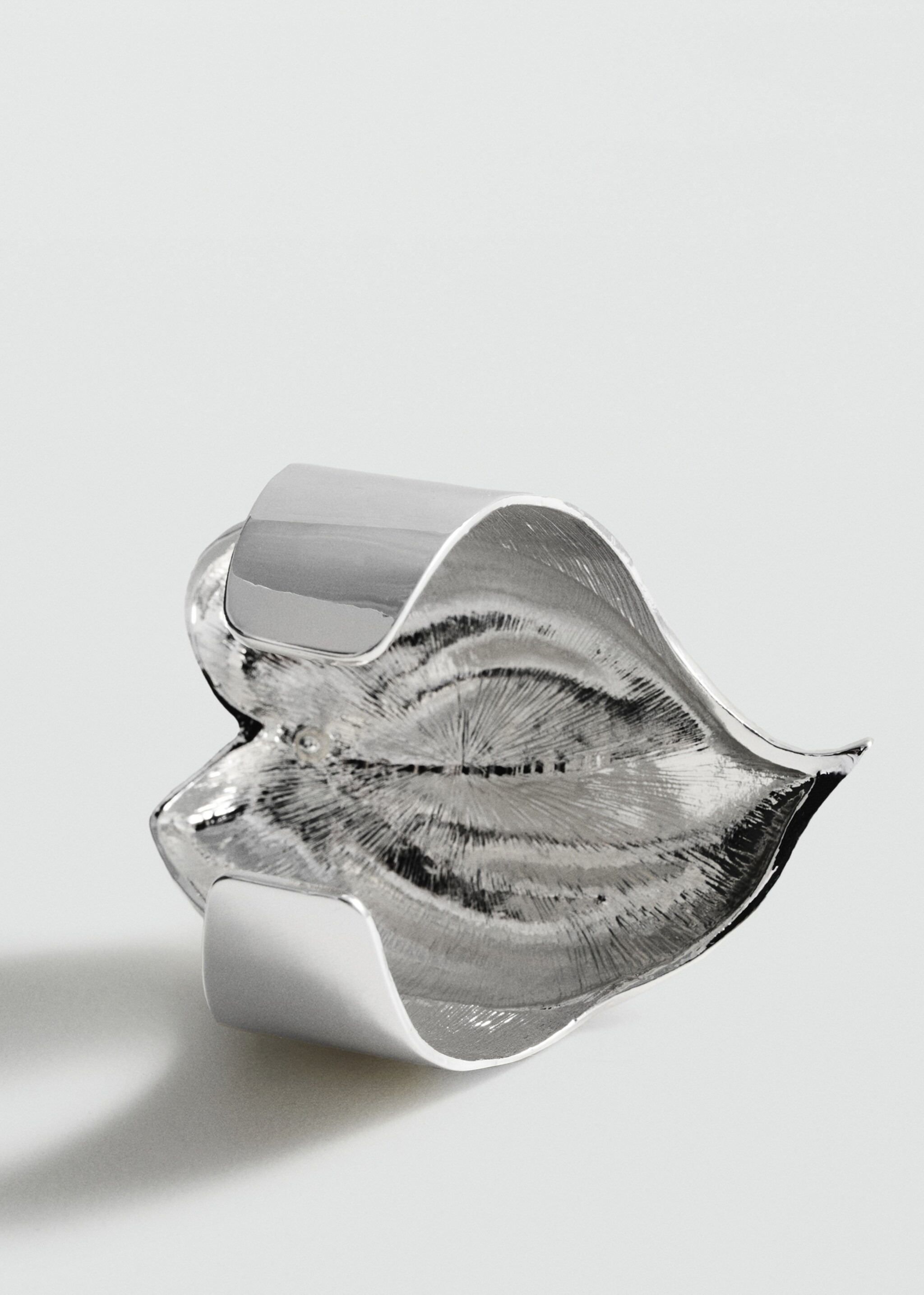 Bracelet maxi feuille - Plan moyen, Argent. Ref: 77090373-00.