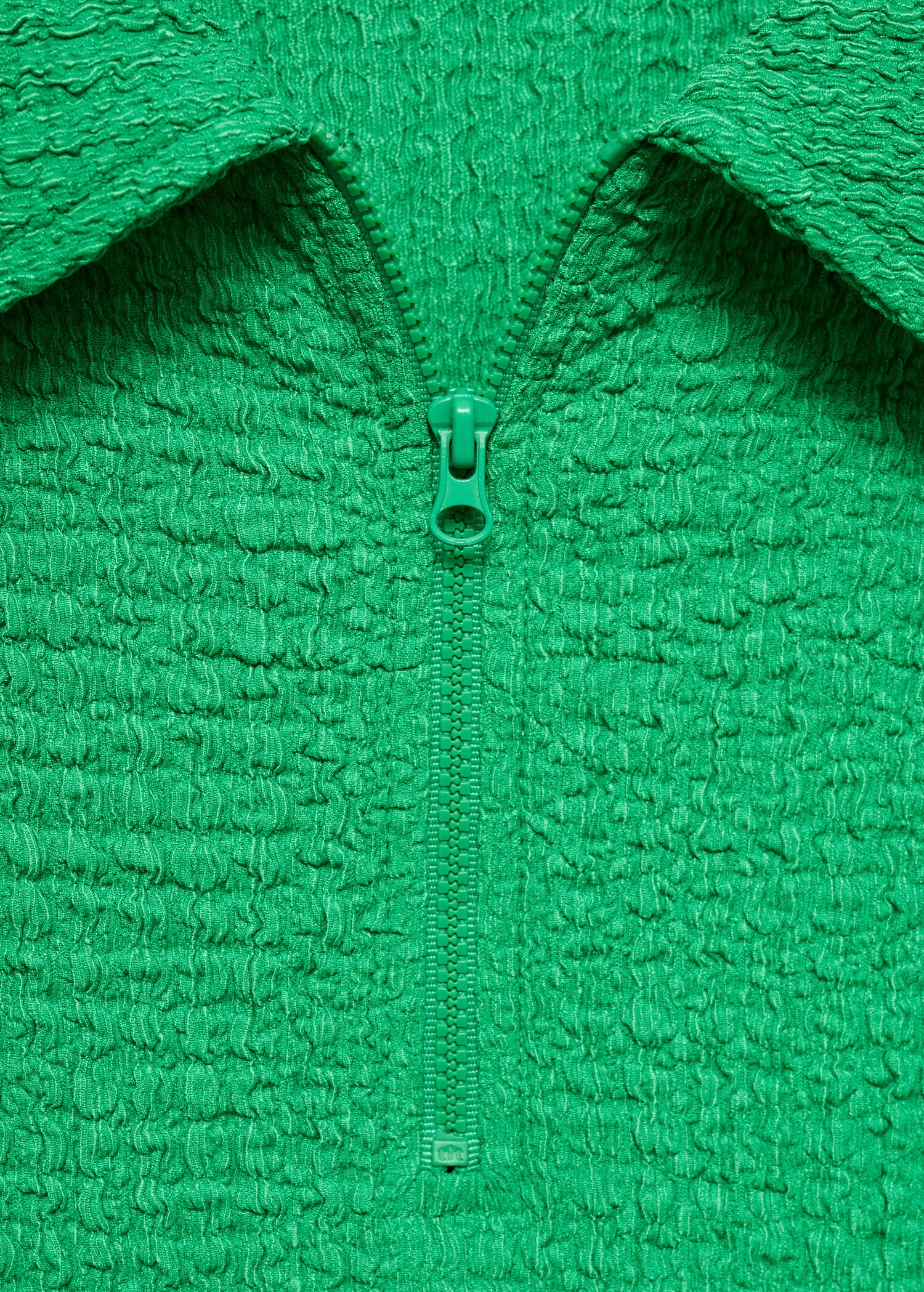 Texturiertes Kleid mit Polokragen - Detail des Artikels 8