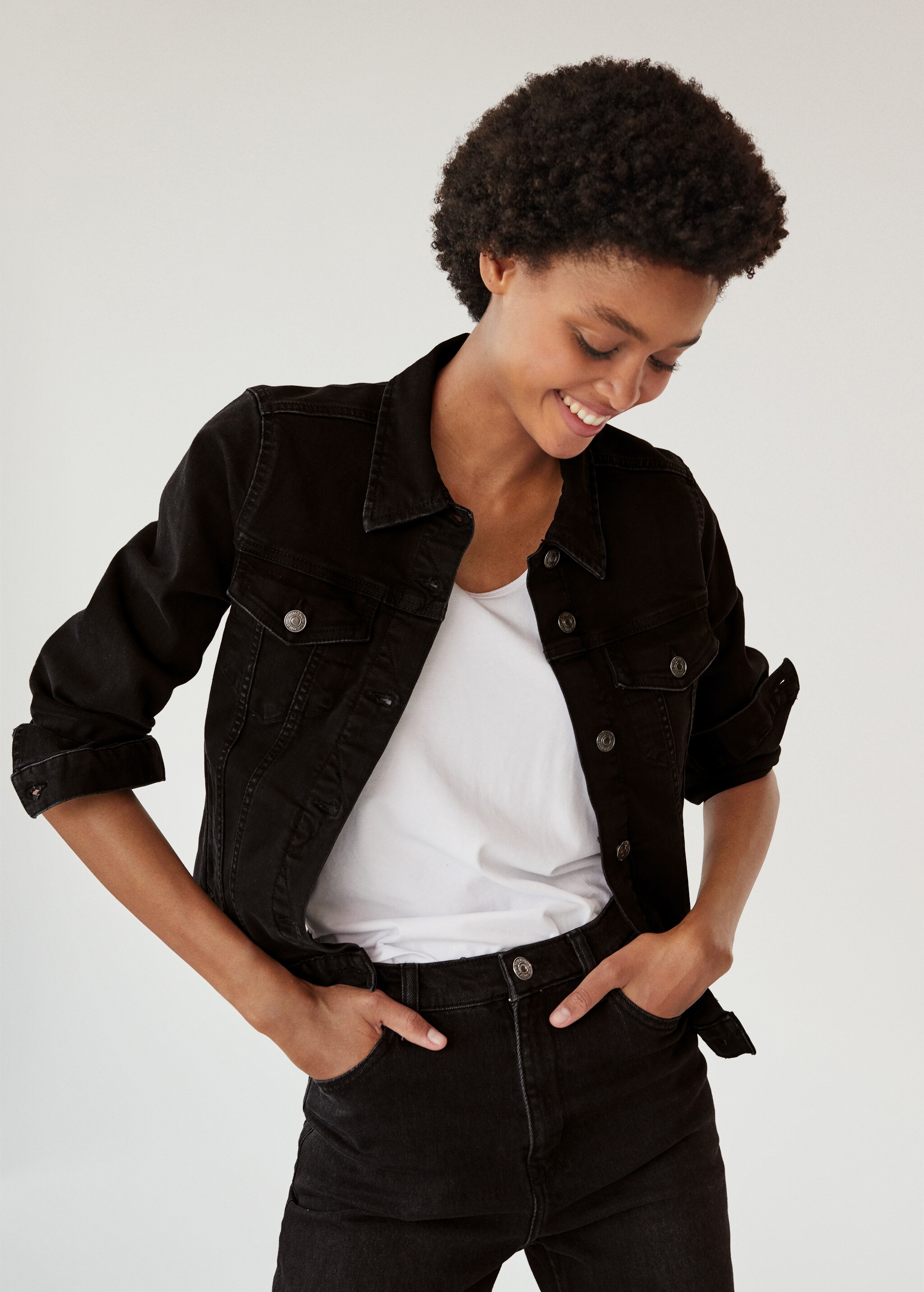 Cazadora denim negra - Plano medio
