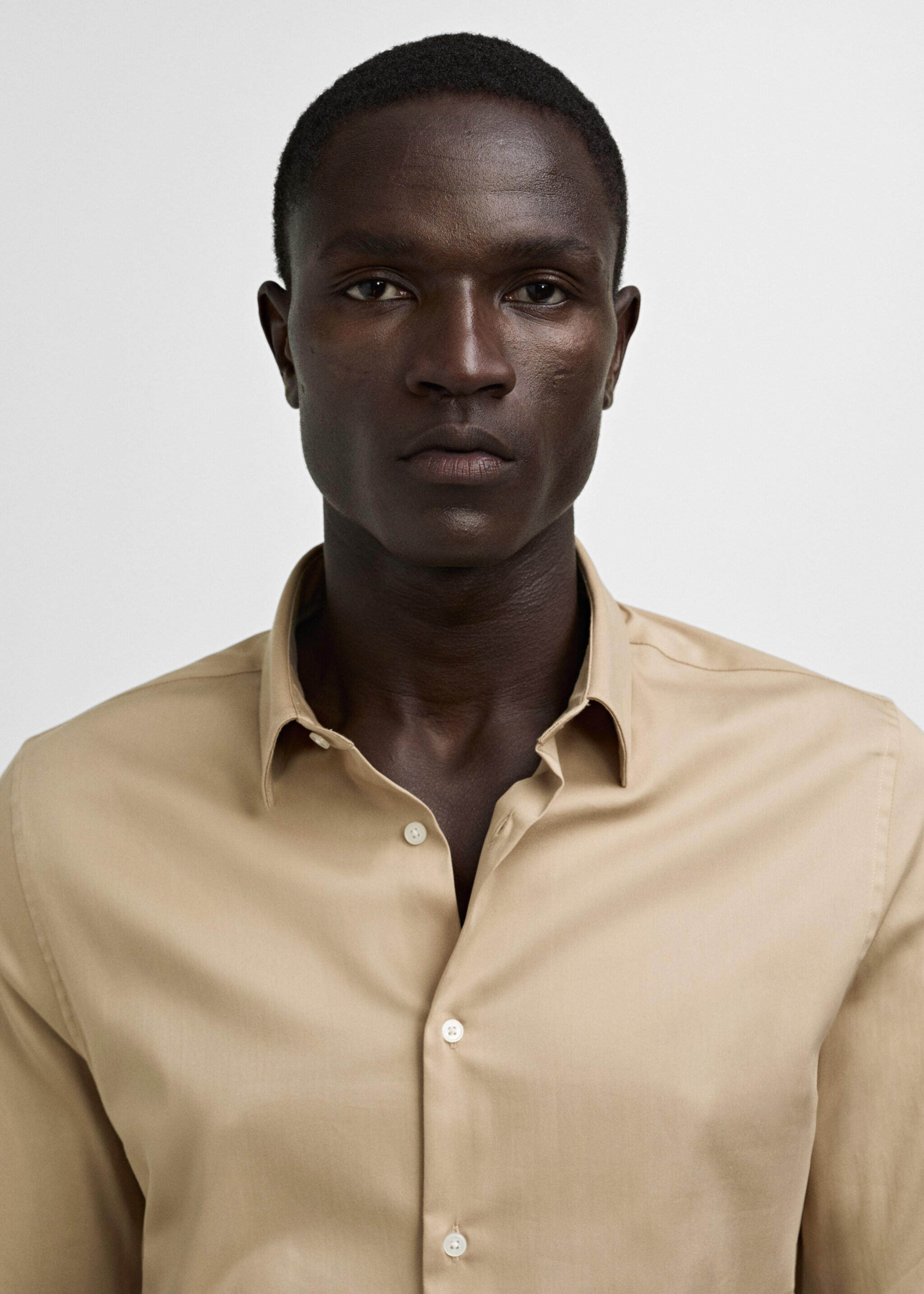 Camisa vestit súper slim fit popelín - Detall de l'article 1, Beige. Ref: 77090568-00.