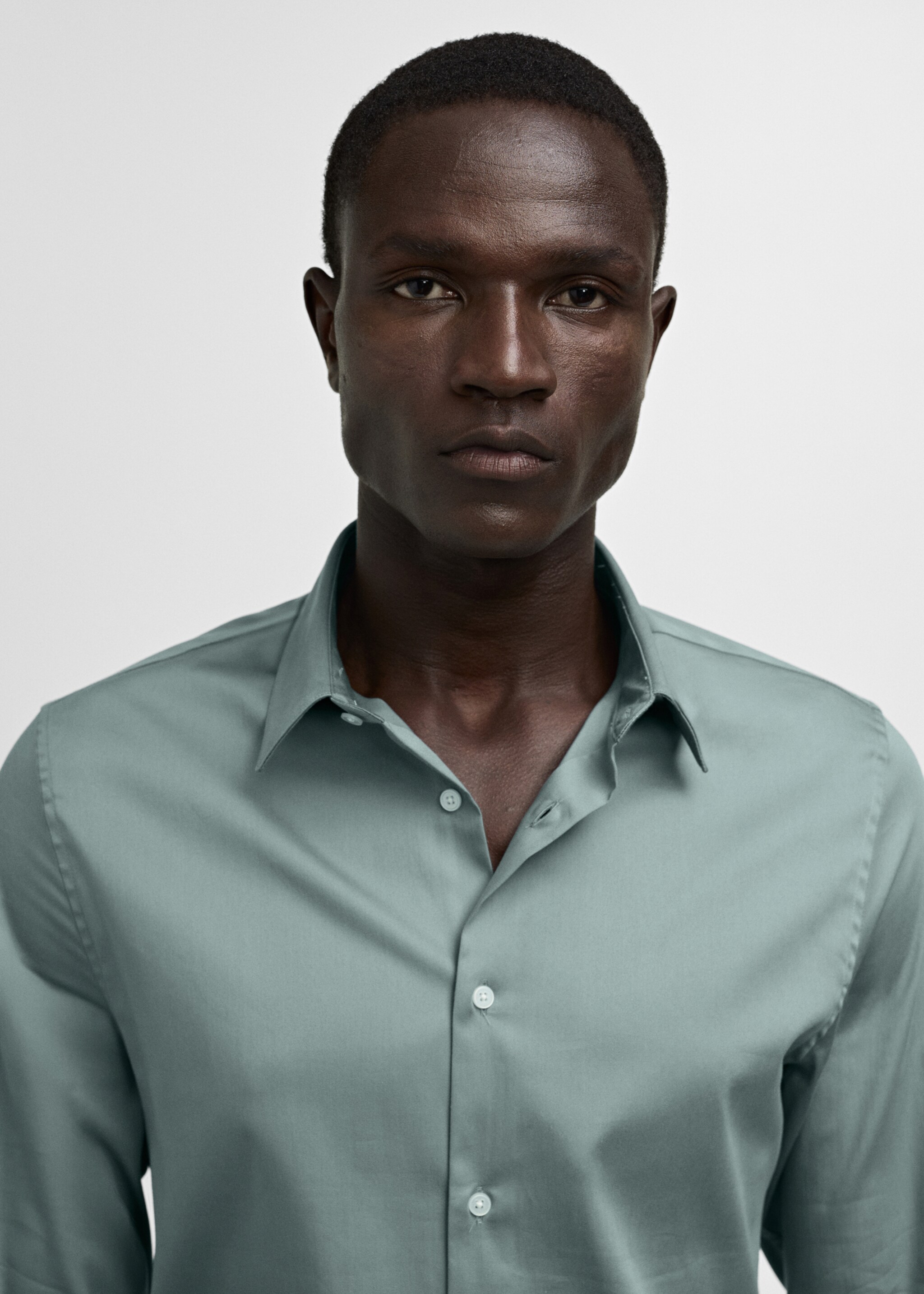 Camisa vestit súper slim fit popelín - Detall de l'article 1, Verd. Ref: 77090568-00.