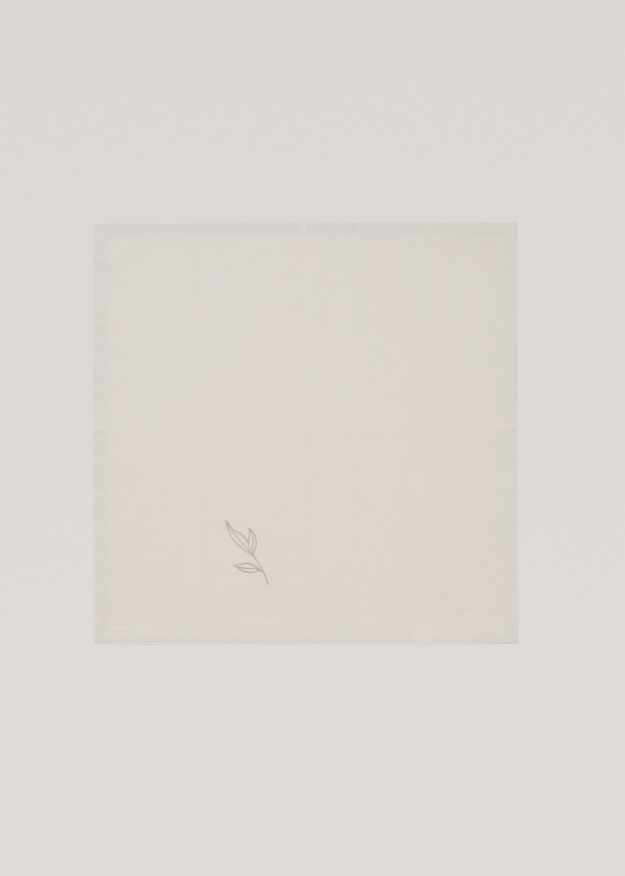 Cotton napkin with embroidered leaves - Details of the article 1, Sand. Ref: 77090605-00.