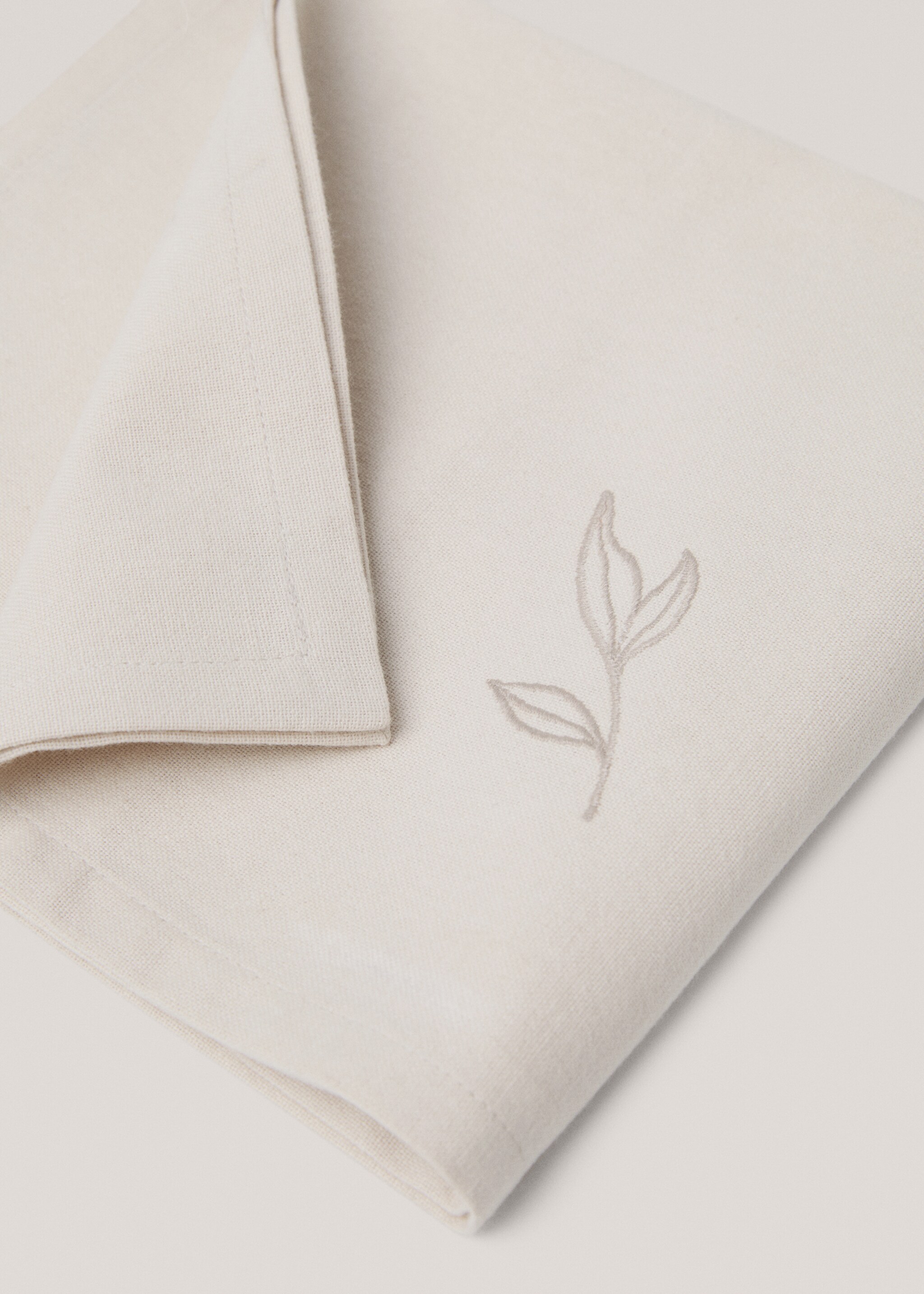 Cotton napkin with embroidered leaves - Details of the article 2, Sand. Ref: 77090605-00.