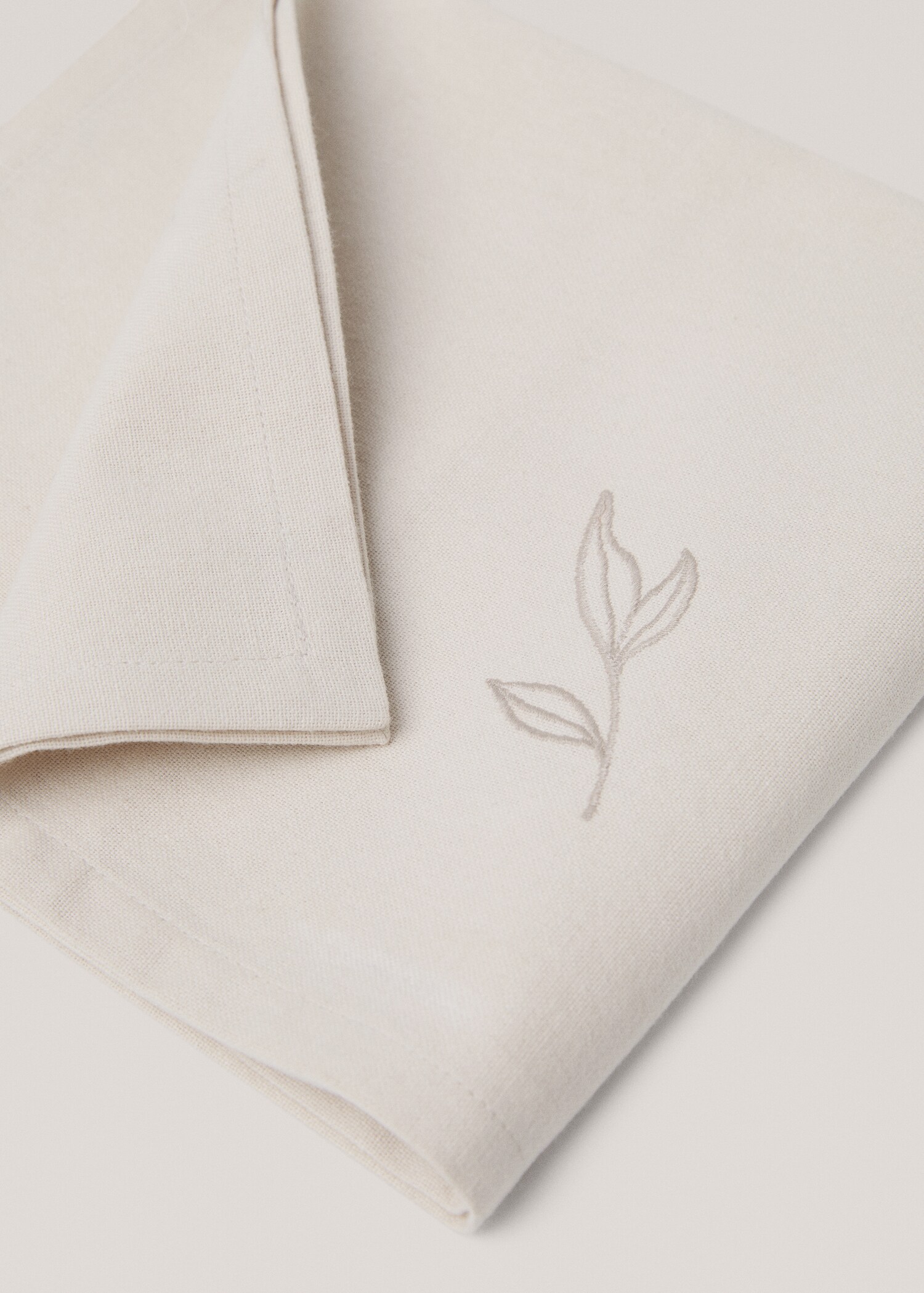 Cotton napkin with embroidered leaves - Details of the article 2