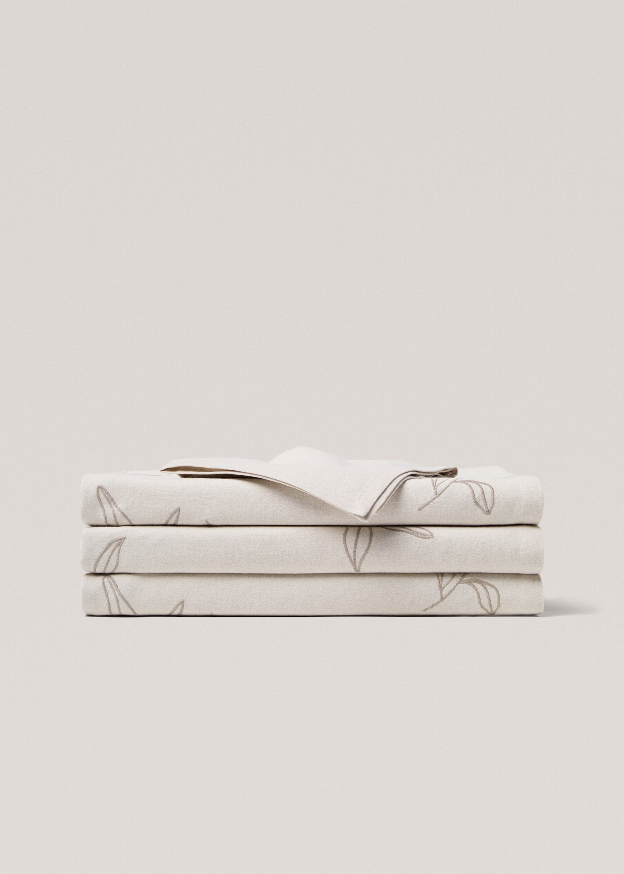 Cotton napkin with embroidered leaves - Details of the article 3, Sand. Ref: 77090605-00.