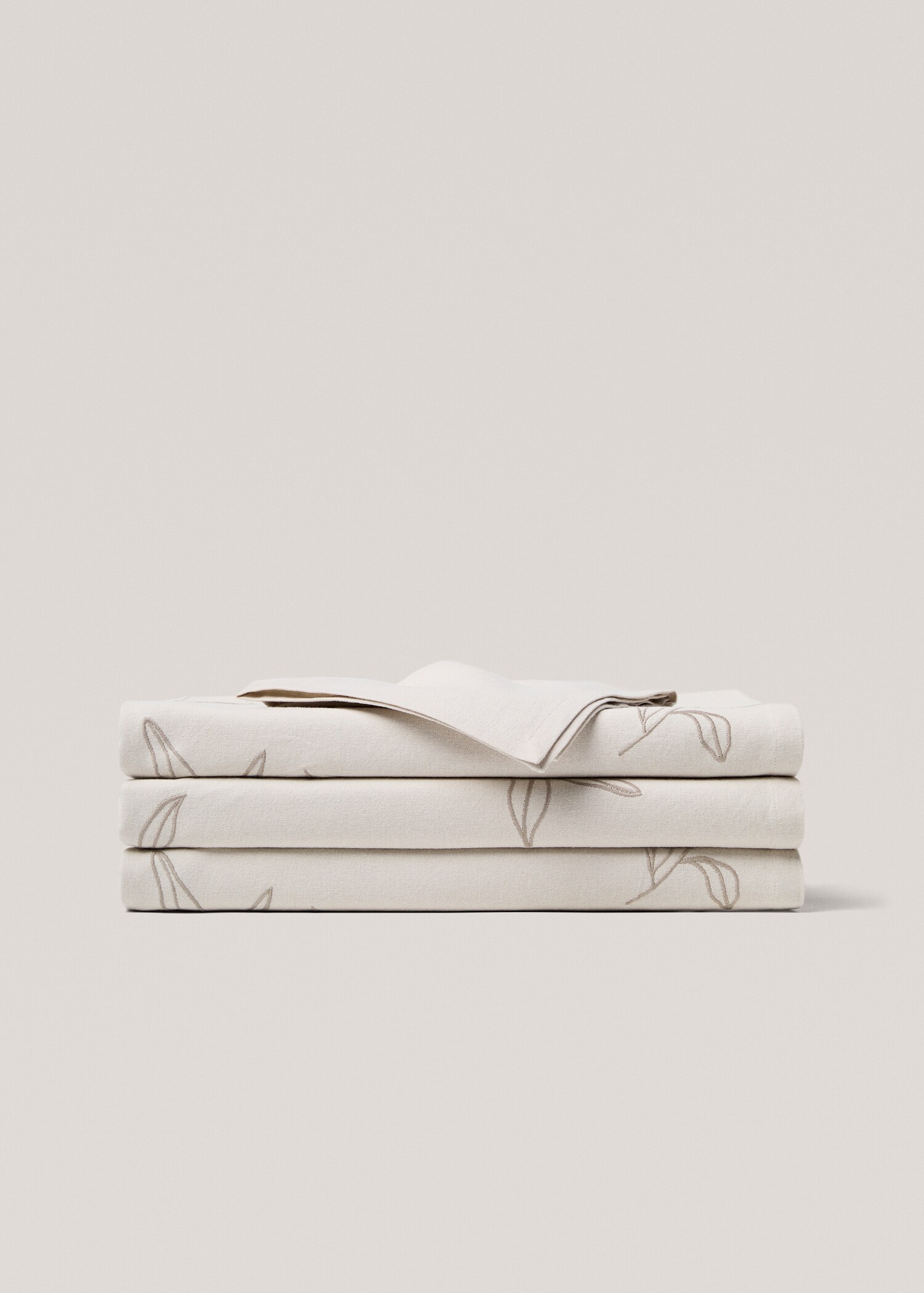 Cotton napkin with embroidered leaves - Details of the article 3