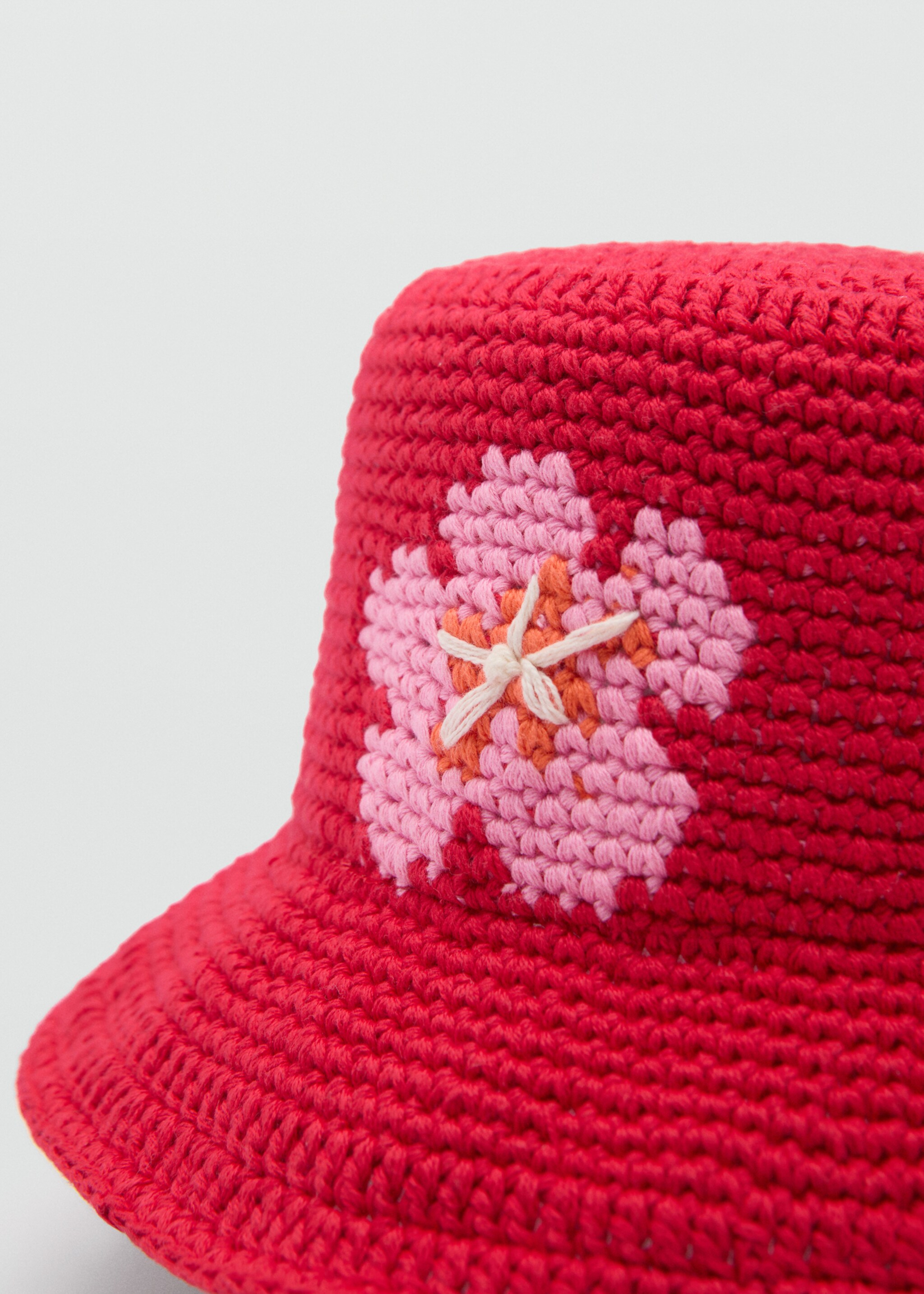 Chapeau crochet fleurs - Plan moyen, Rouge. Ref: 77090628-00.