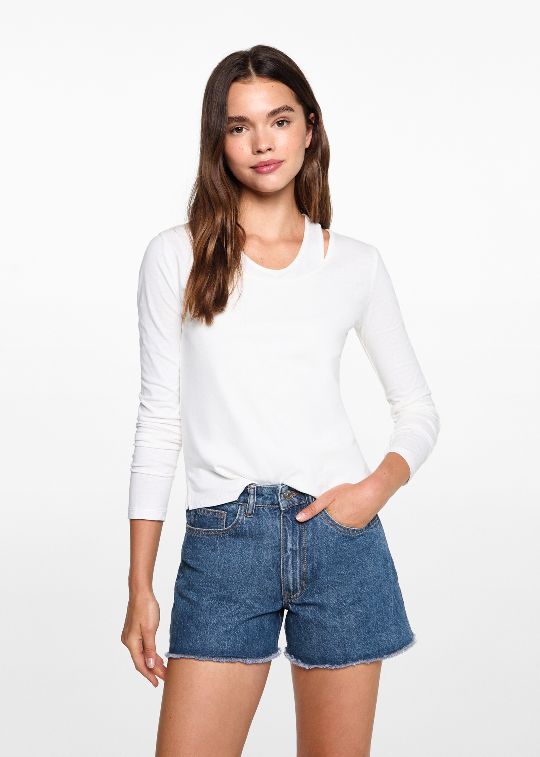 Denimshorts med frynsete kant - Halvtotal bildeutsnitt