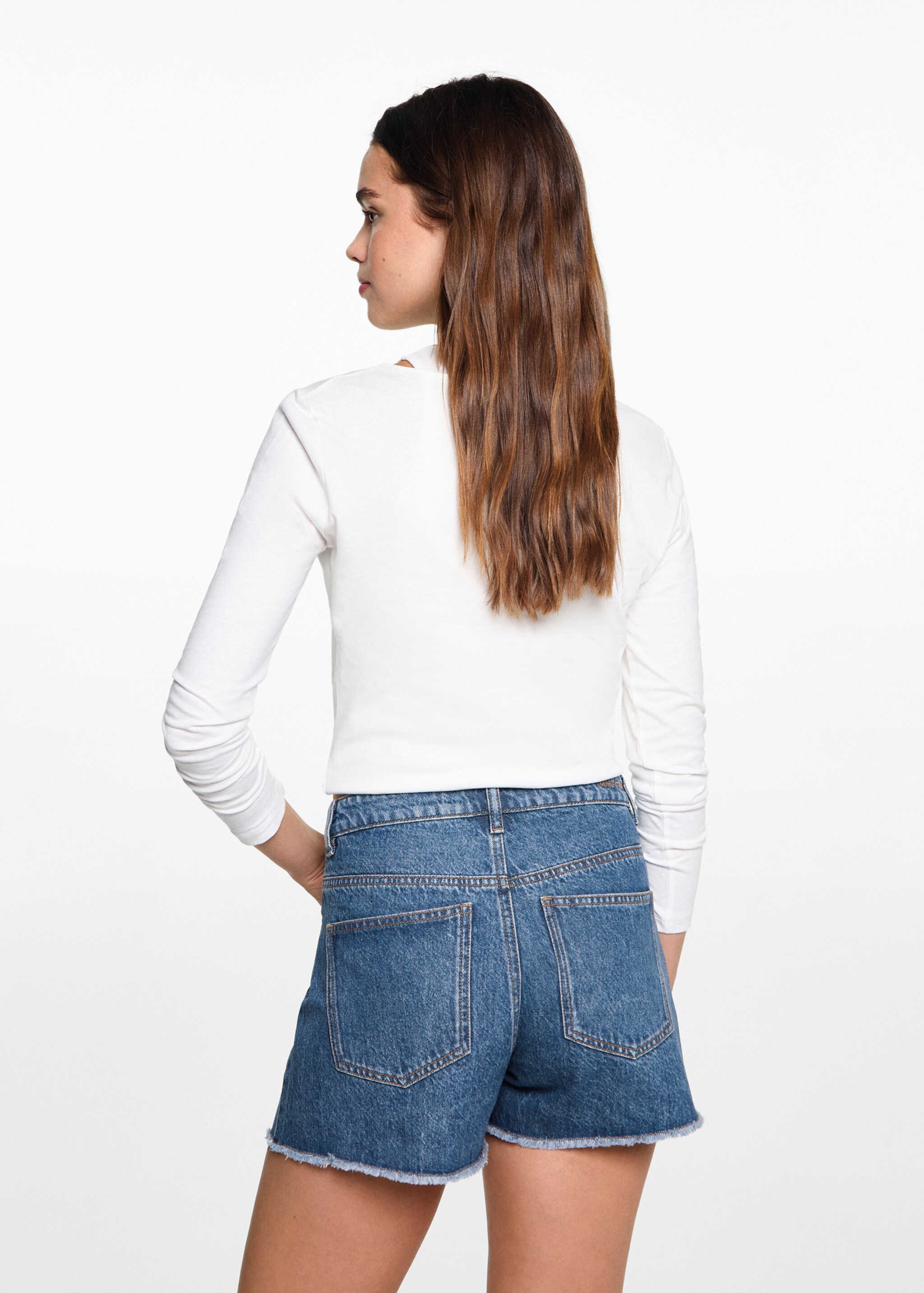 Denimshorts med frynsete kant - Baksiden av artikkelen