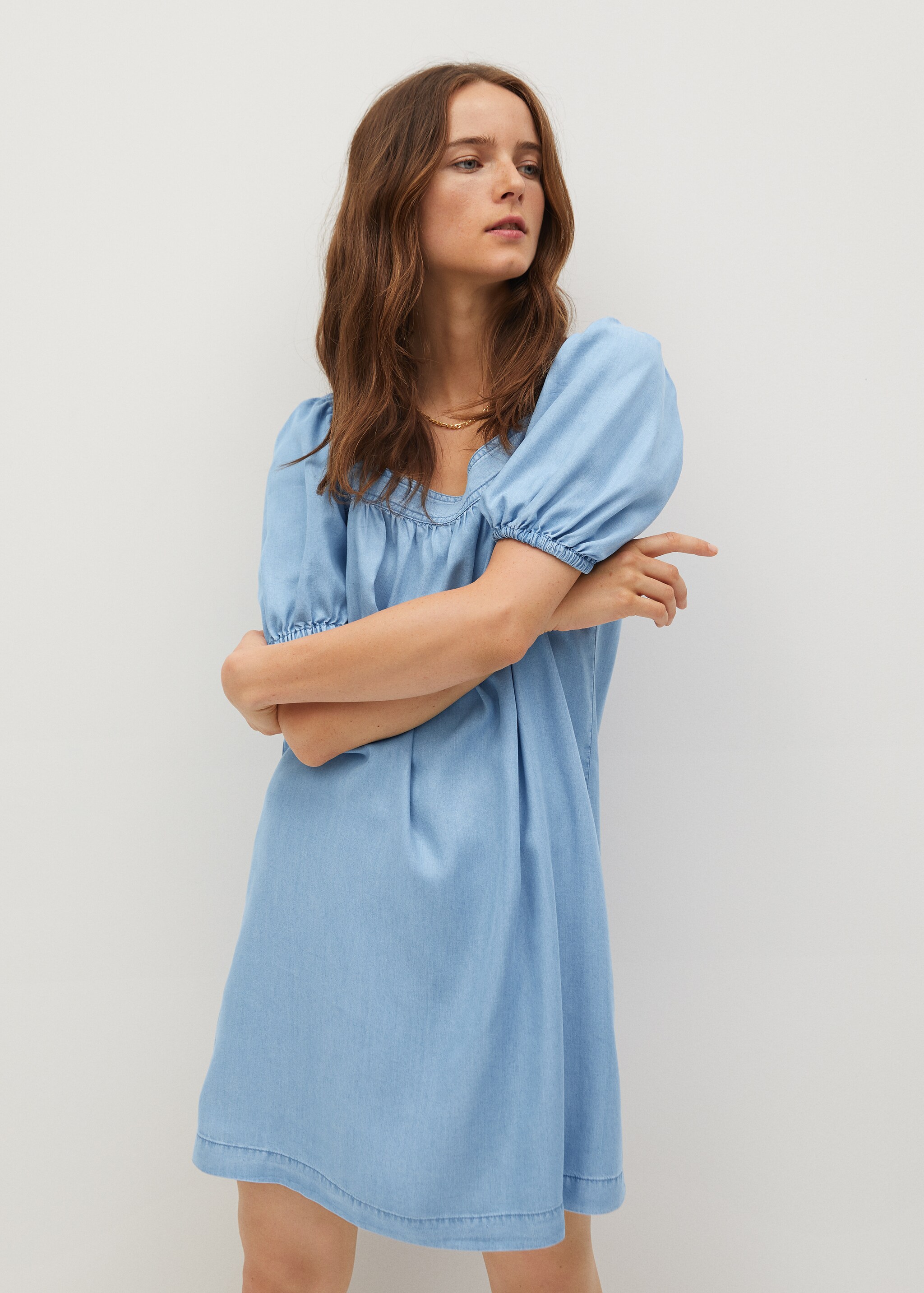 Vestido denim claro - Plano medio