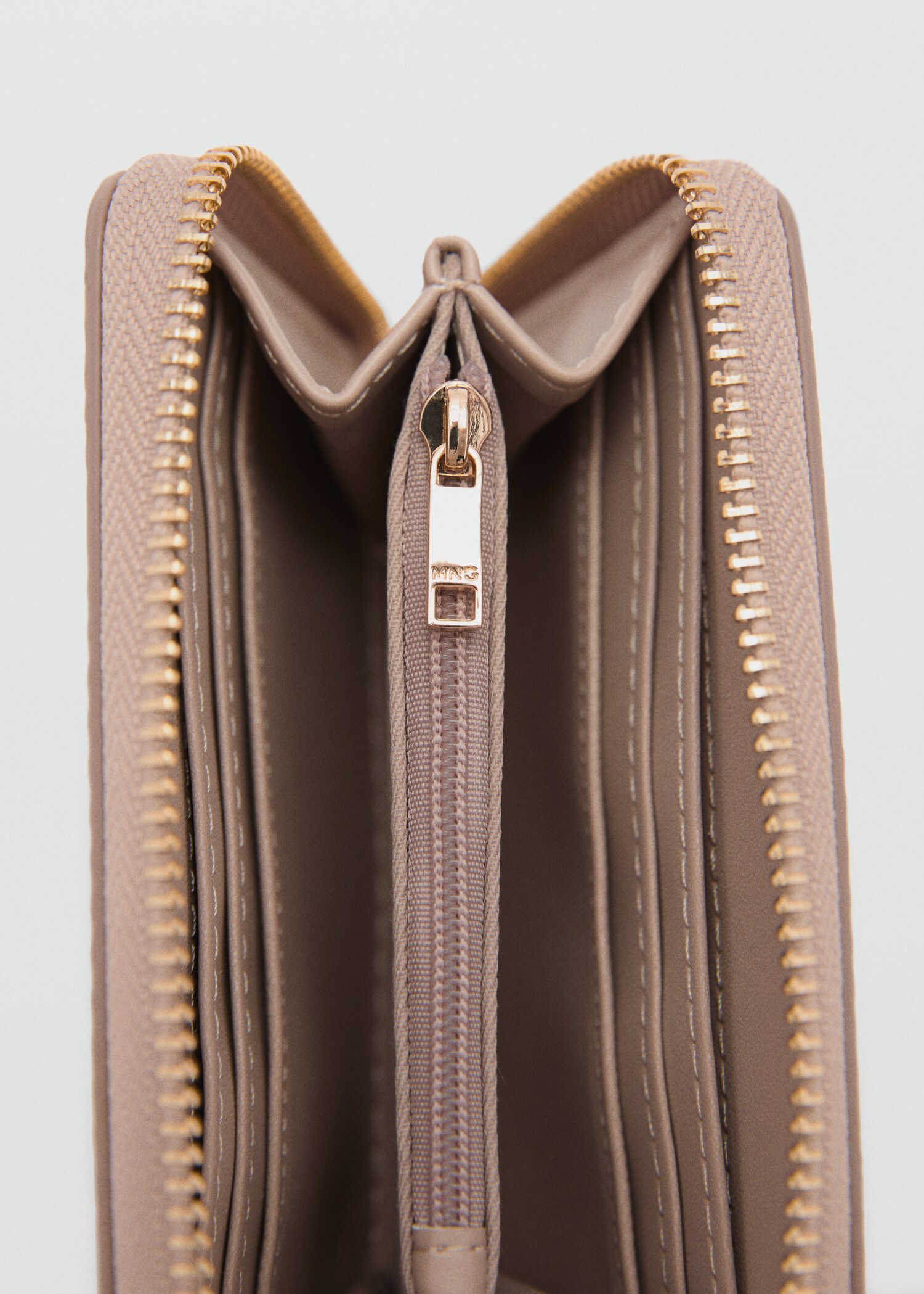 Crocodile-effect purse - Details of the article 1
