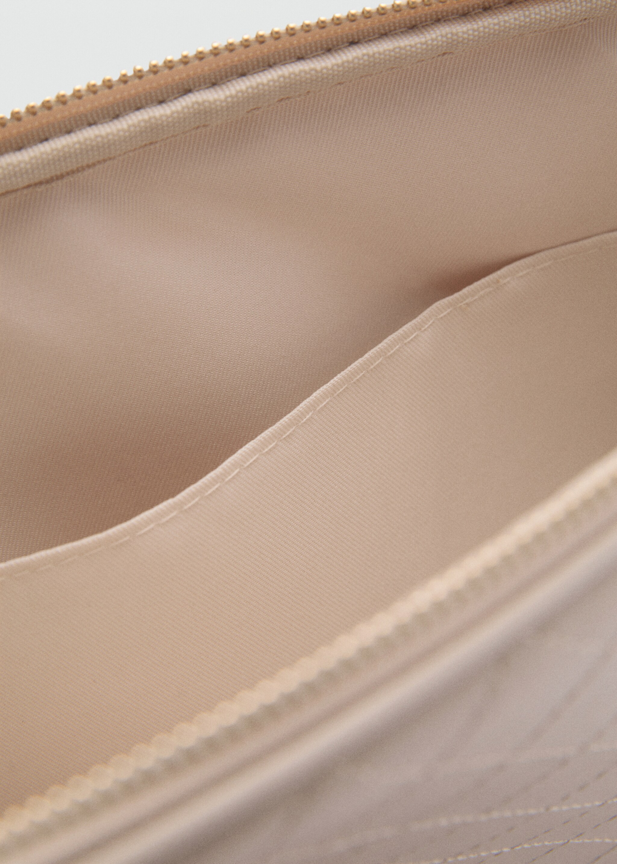 Hülle mit Ziernähten - Detail des Artikels 1, Cremeweiß. Ref: 77092006-00.