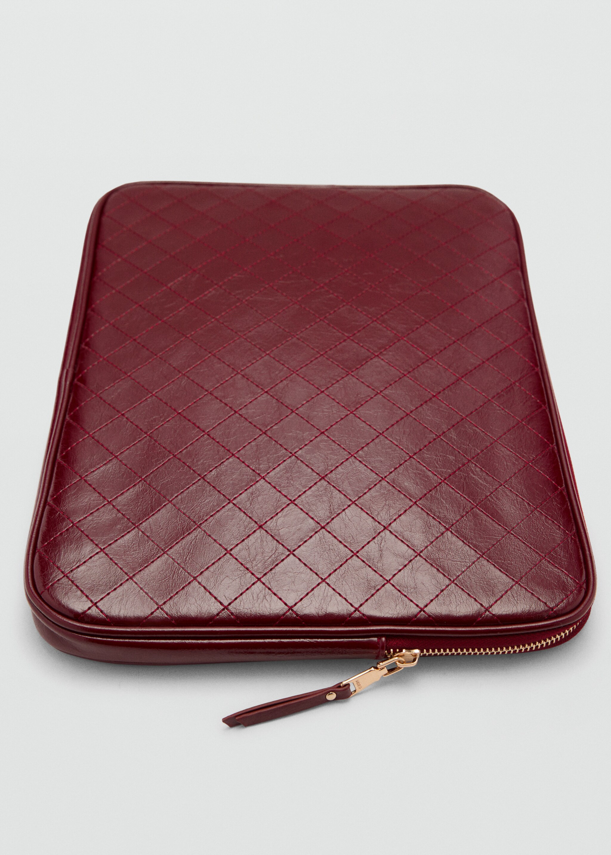 Cover with decorative stitching - Details of the article 1, Burgundy. Ref: 77092006-00.