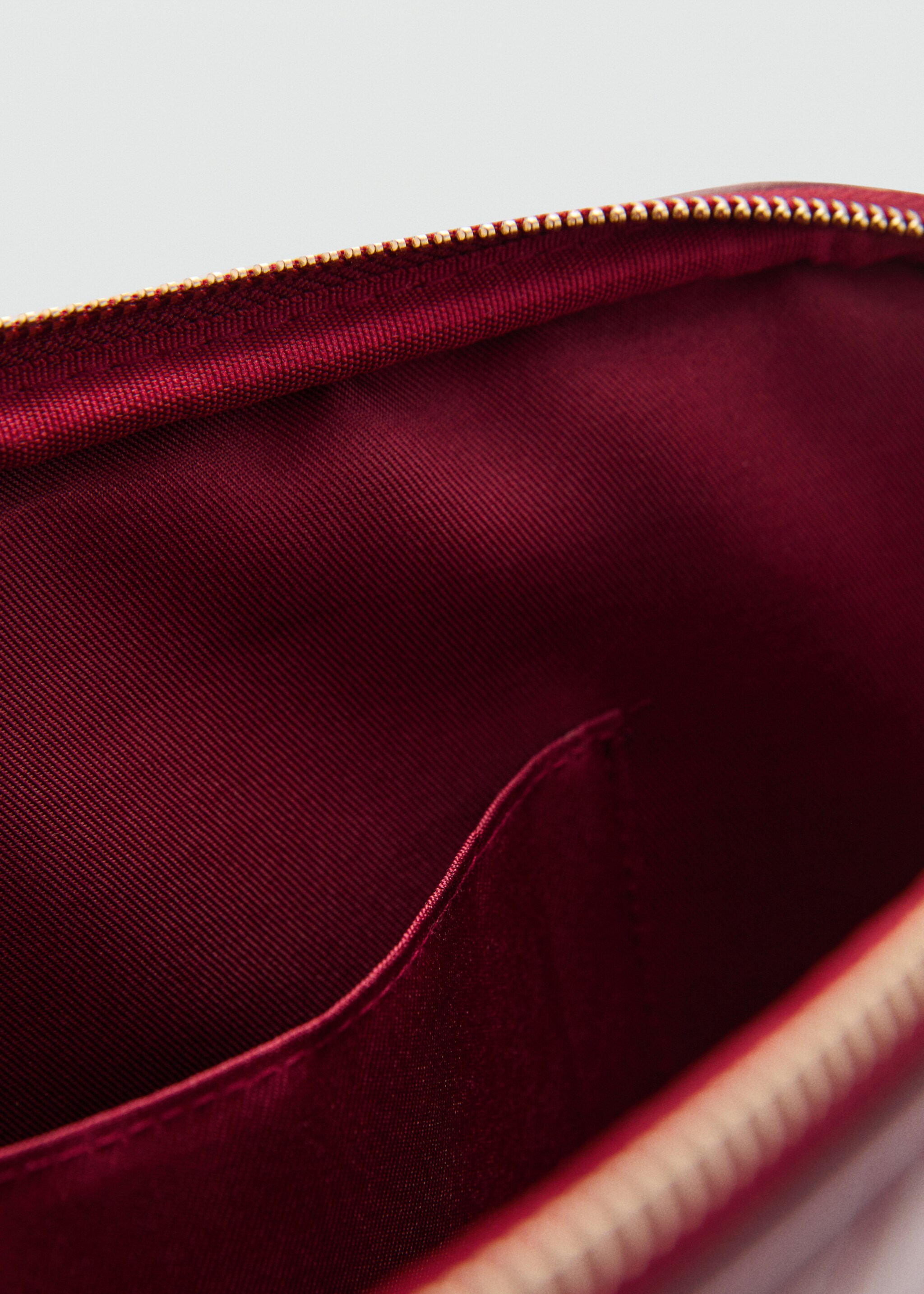 Cover with decorative stitching - Details of the article 2, Burgundy. Ref: 77092006-00.