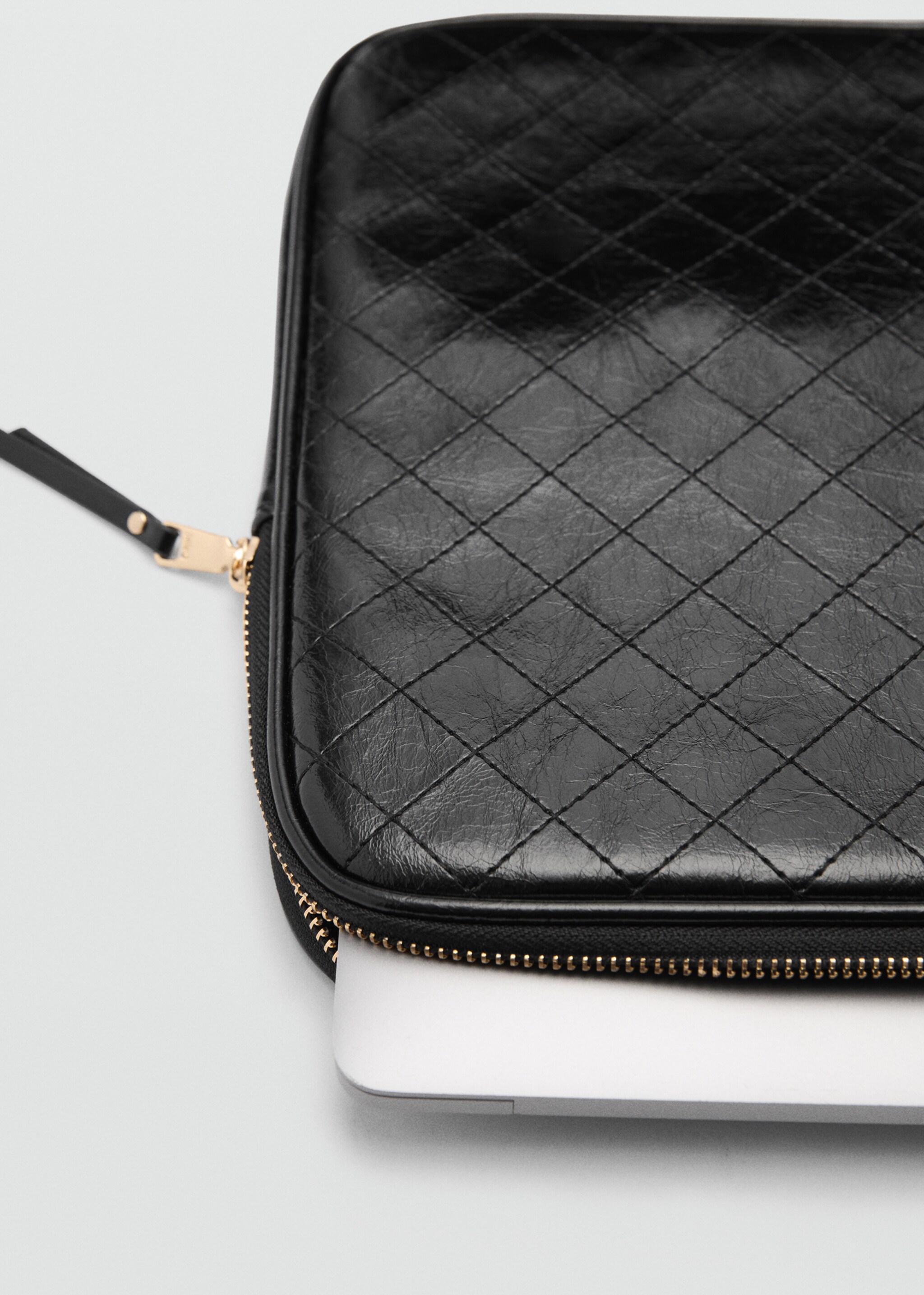 Cover with decorative stitching - Details of the article 1, Black. Ref: 77092006-00.