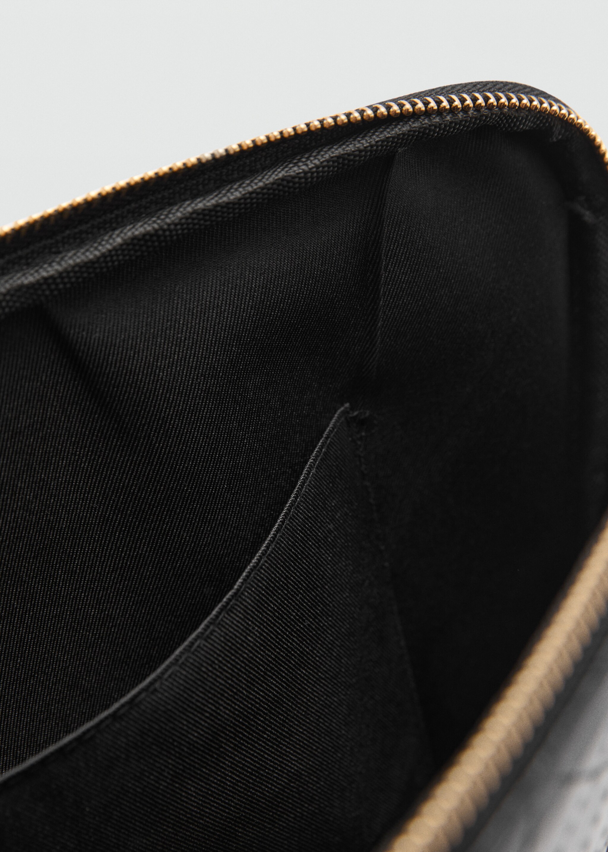 Cover with decorative stitching - Details of the article 2, Black. Ref: 77092006-00.