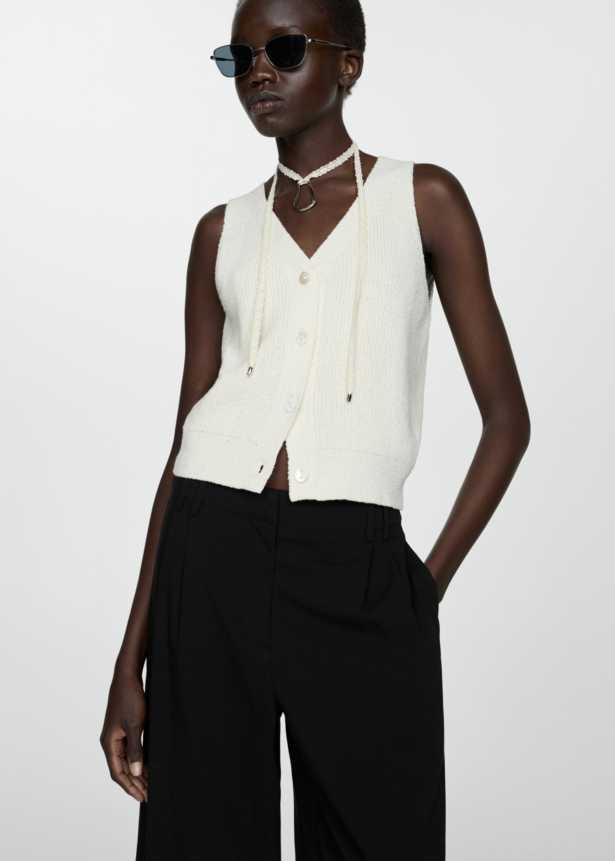 Bermuda droit taille haute - Détail de l'article 1, Noir. Ref: 77092912-00.