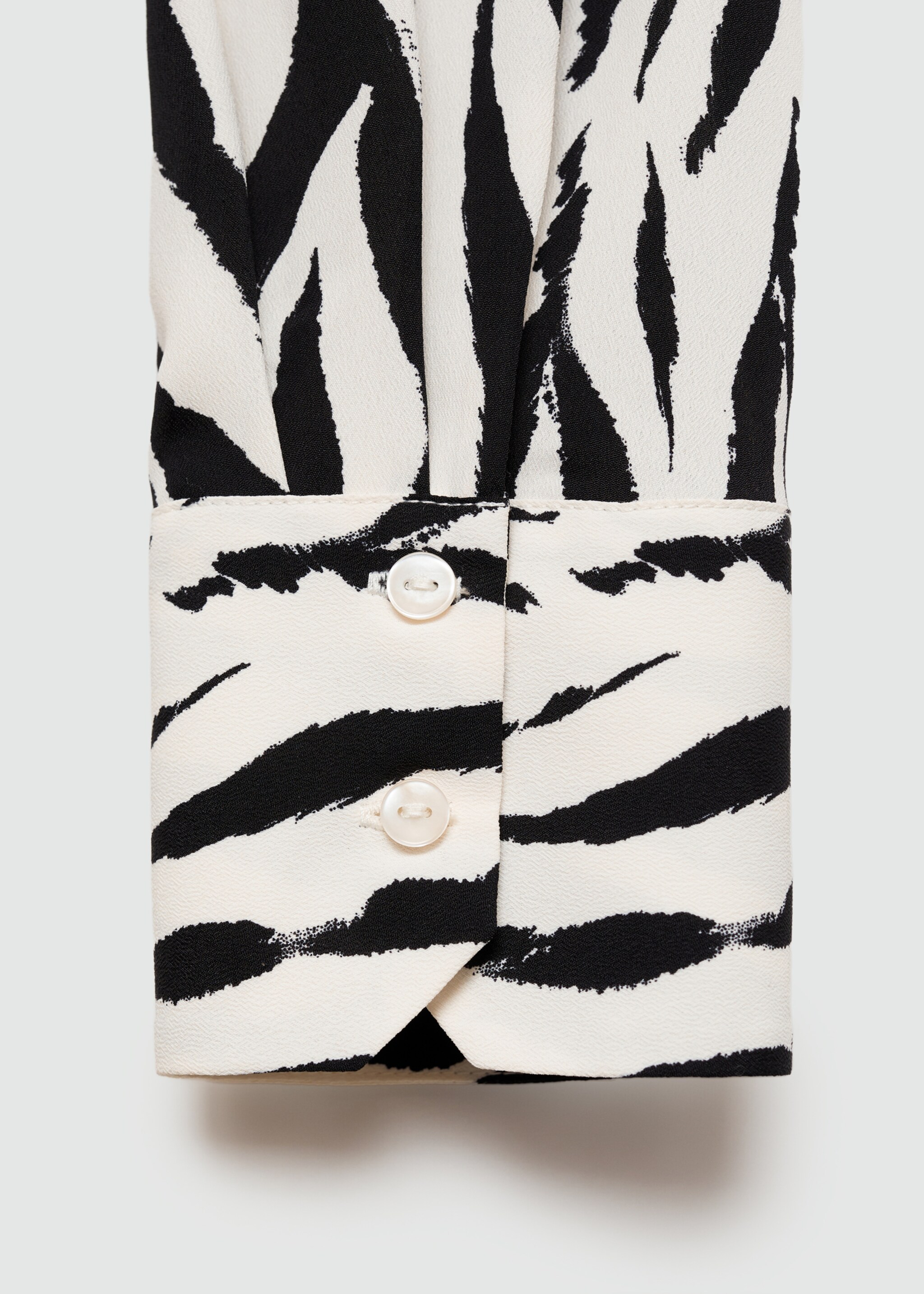 Printed flowy shirt - Details of the article 0, Ecru. Ref: 77093267-00.