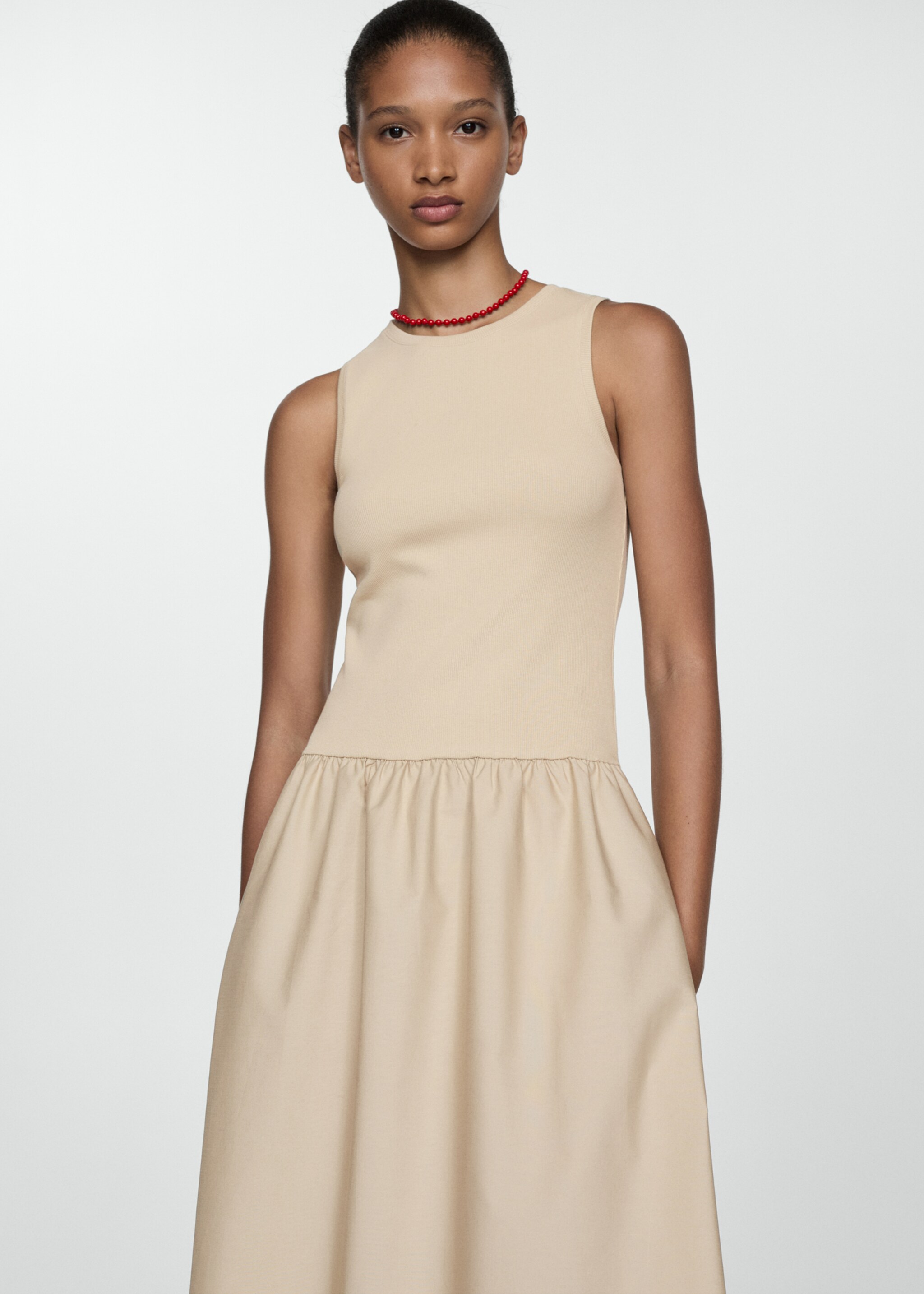 Vestido evasé combinado - Plano medio