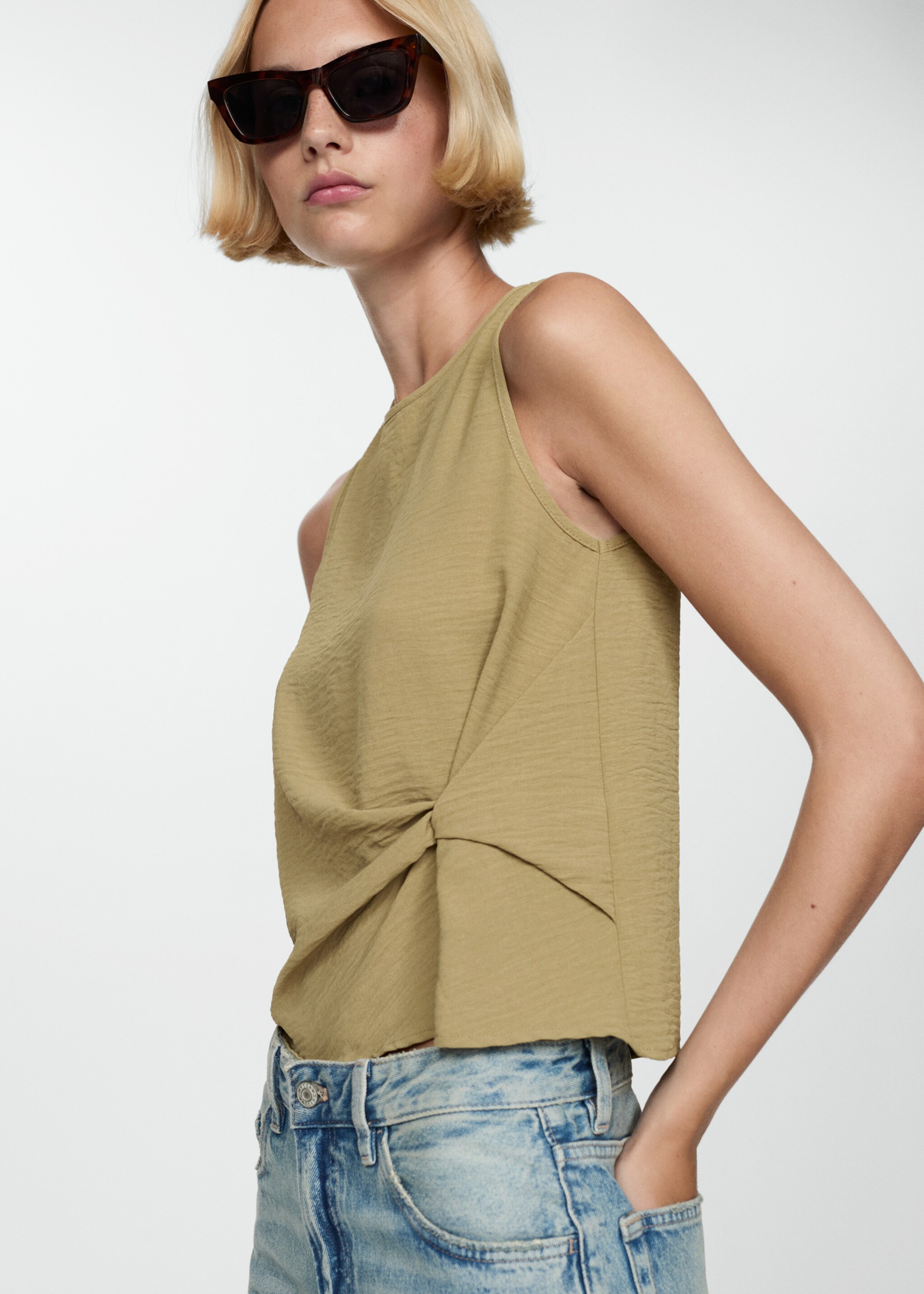 Textured top with knot detail - Details of the article 2, Khaki. Ref: 77094011-00.