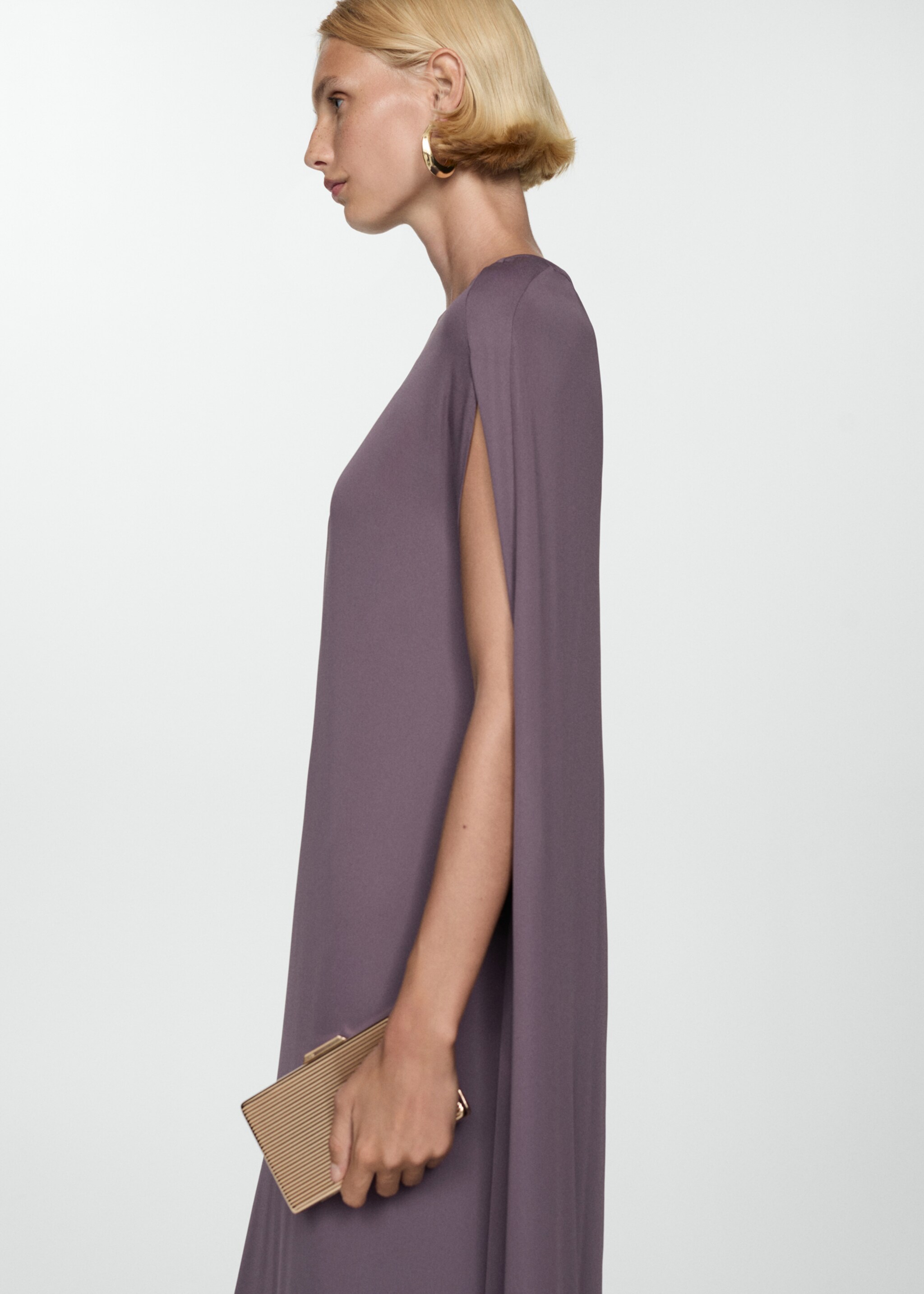 Kleid mit Cut-Outs an den Ärmeln - Mittlere Ansicht