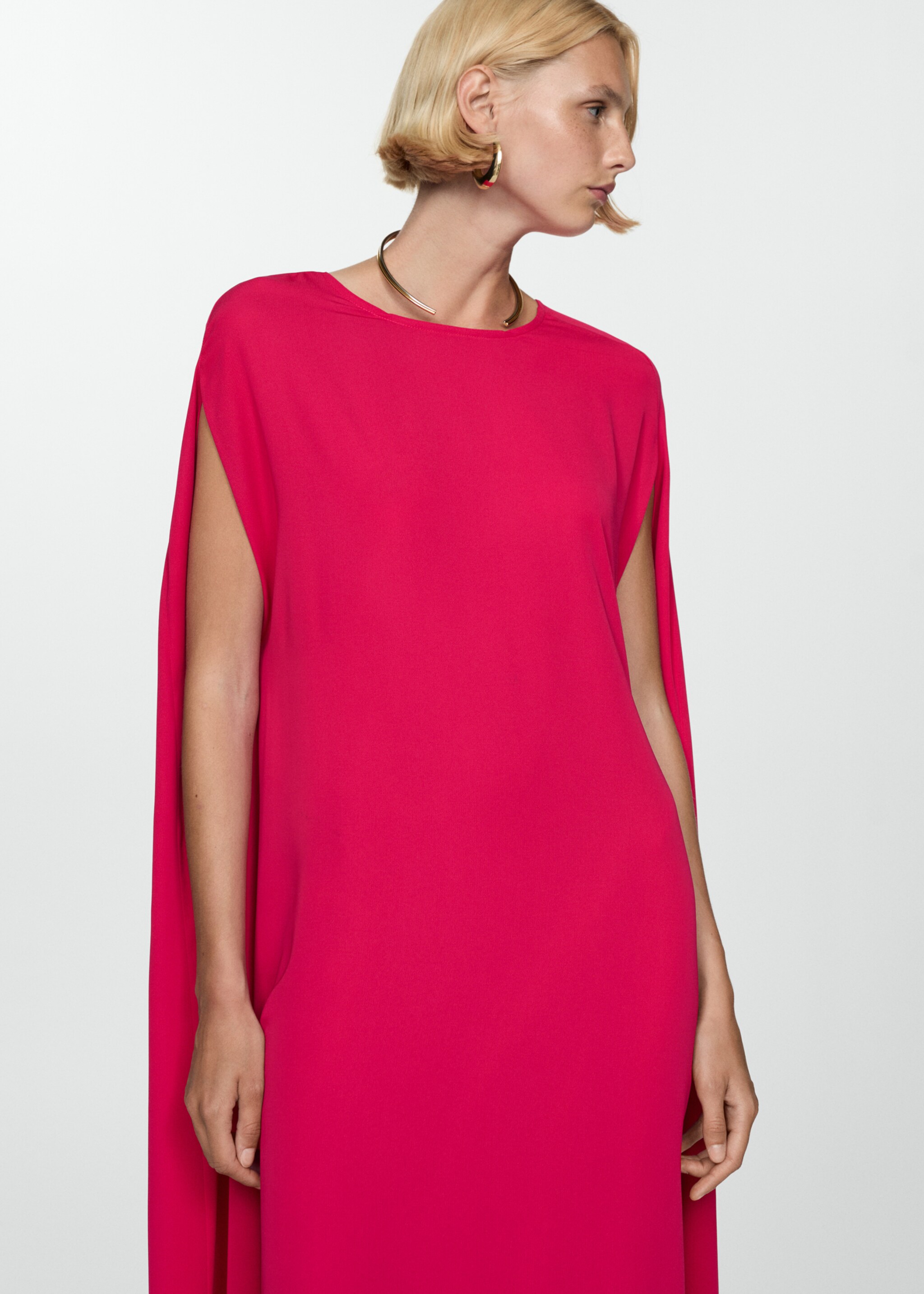 Vestido com aberturas nas mangas - Plano médio