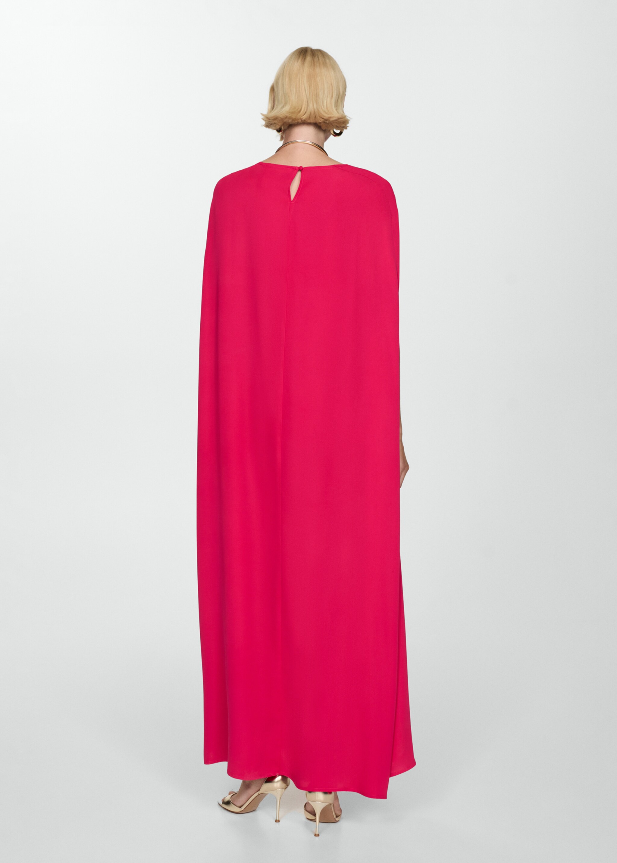 Vestido com aberturas nas mangas - Verso do artigo