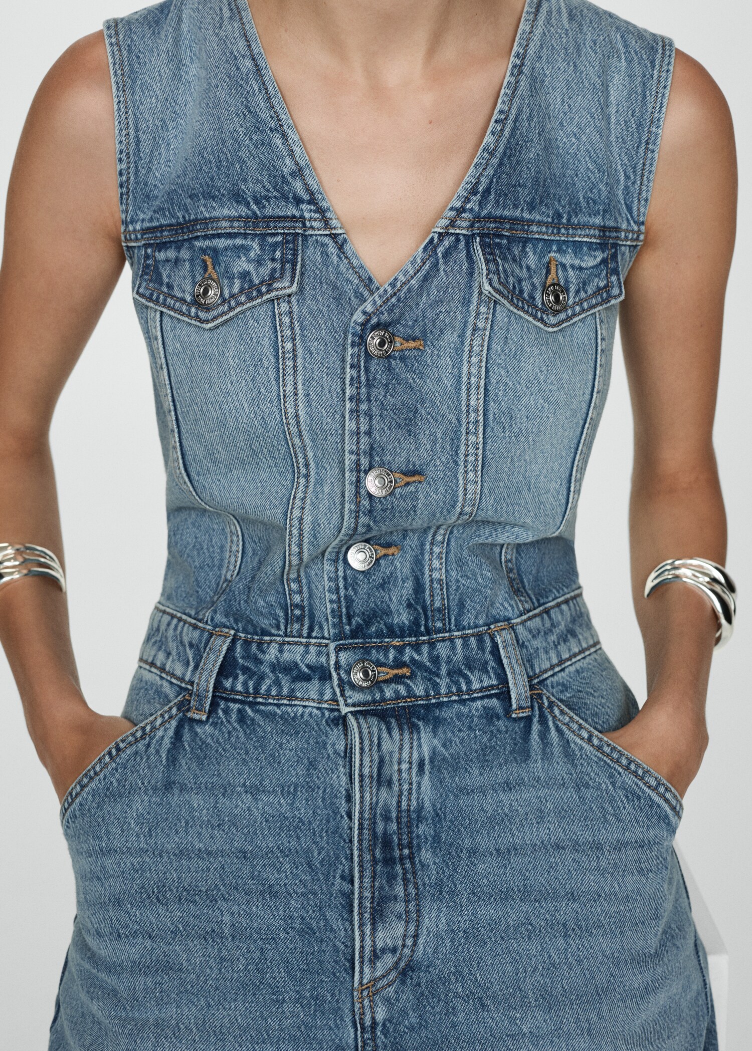 Combi-pantalon en jean - Détail de l'article 6