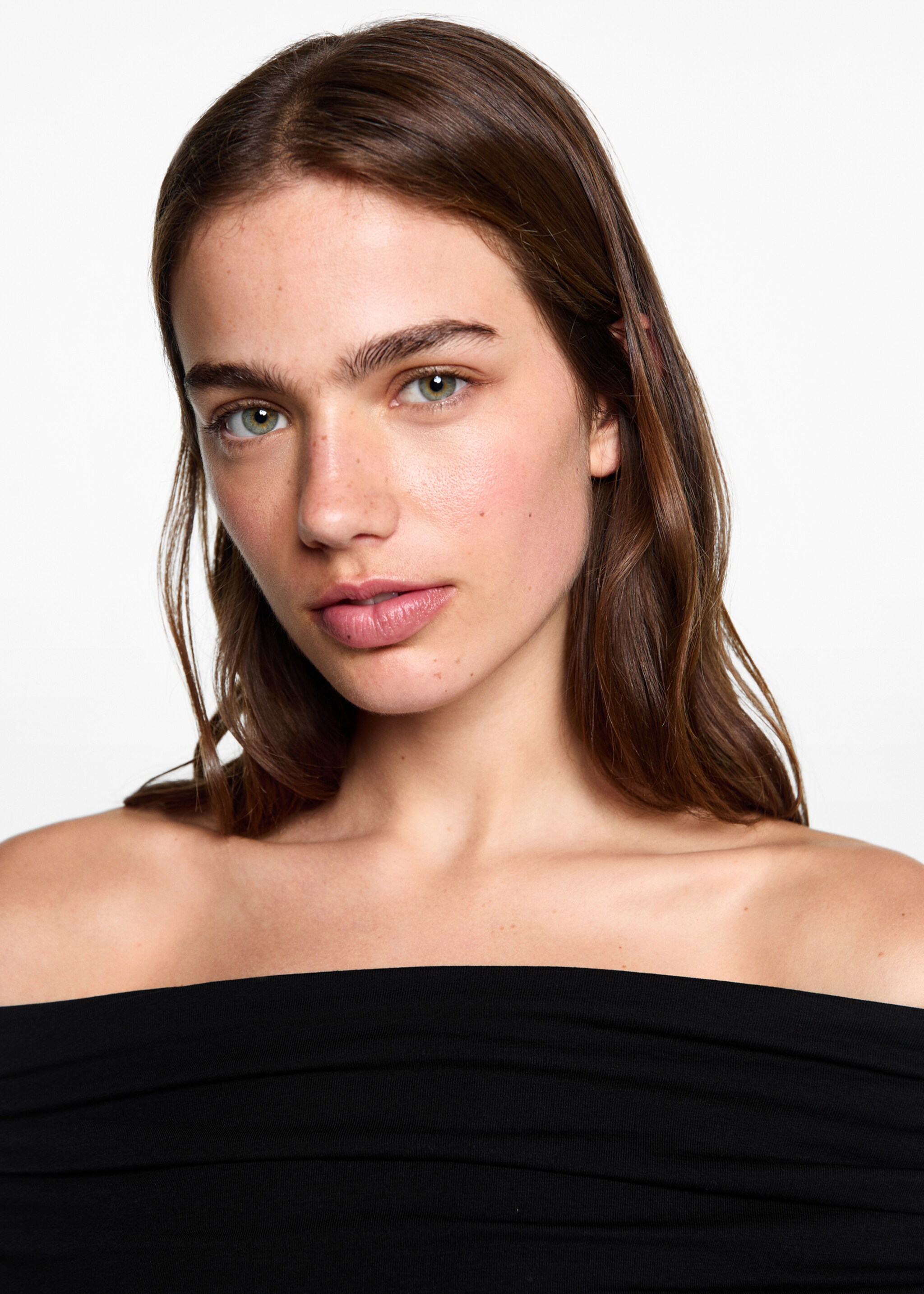 Off-shoulder T-shirt - Details of the article 1, Black. Ref: 77094040-00.