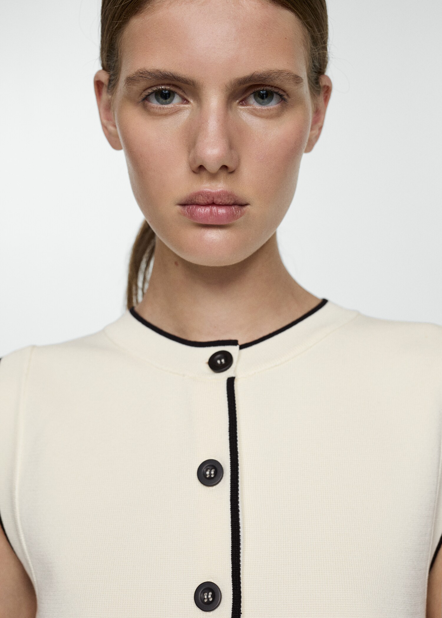 Knitted waistcoat with contrast piping - Details of the article 1