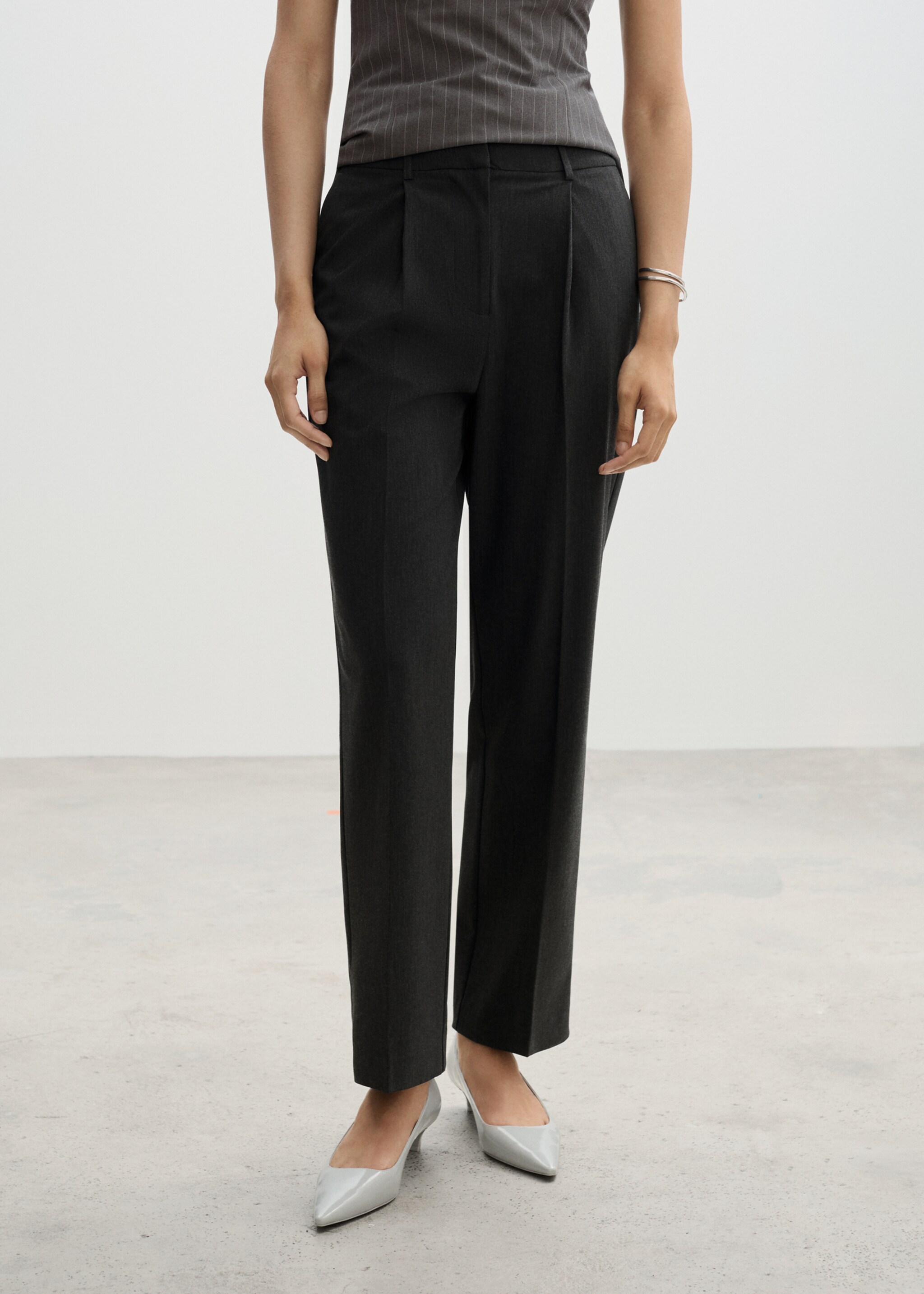 Straight-fit pleated trousers - Medium plane, Grey. Ref: 77094438-00.