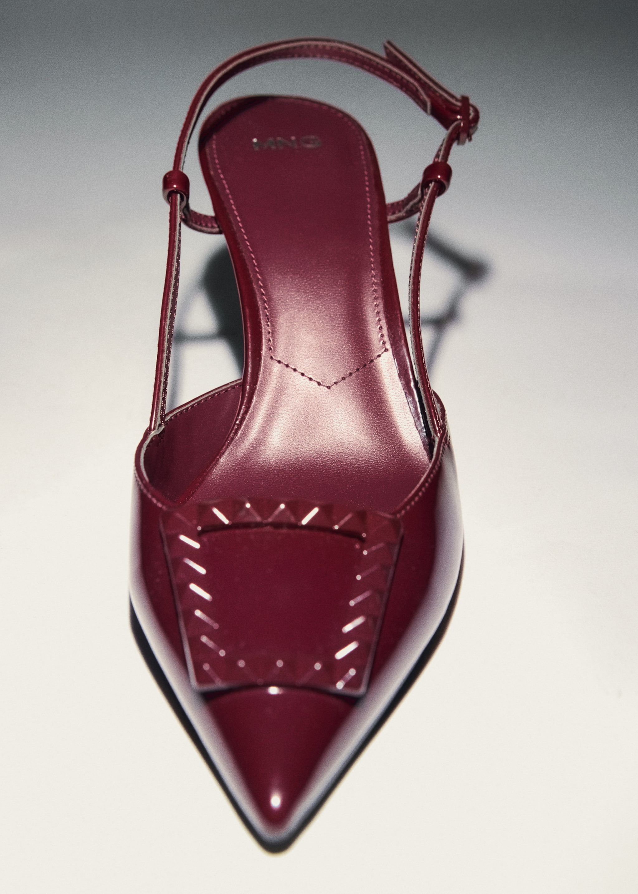 Slingpumps aus Lackleder - Detail des Artikels 5, Bordeaux. Ref: 77094447-00.