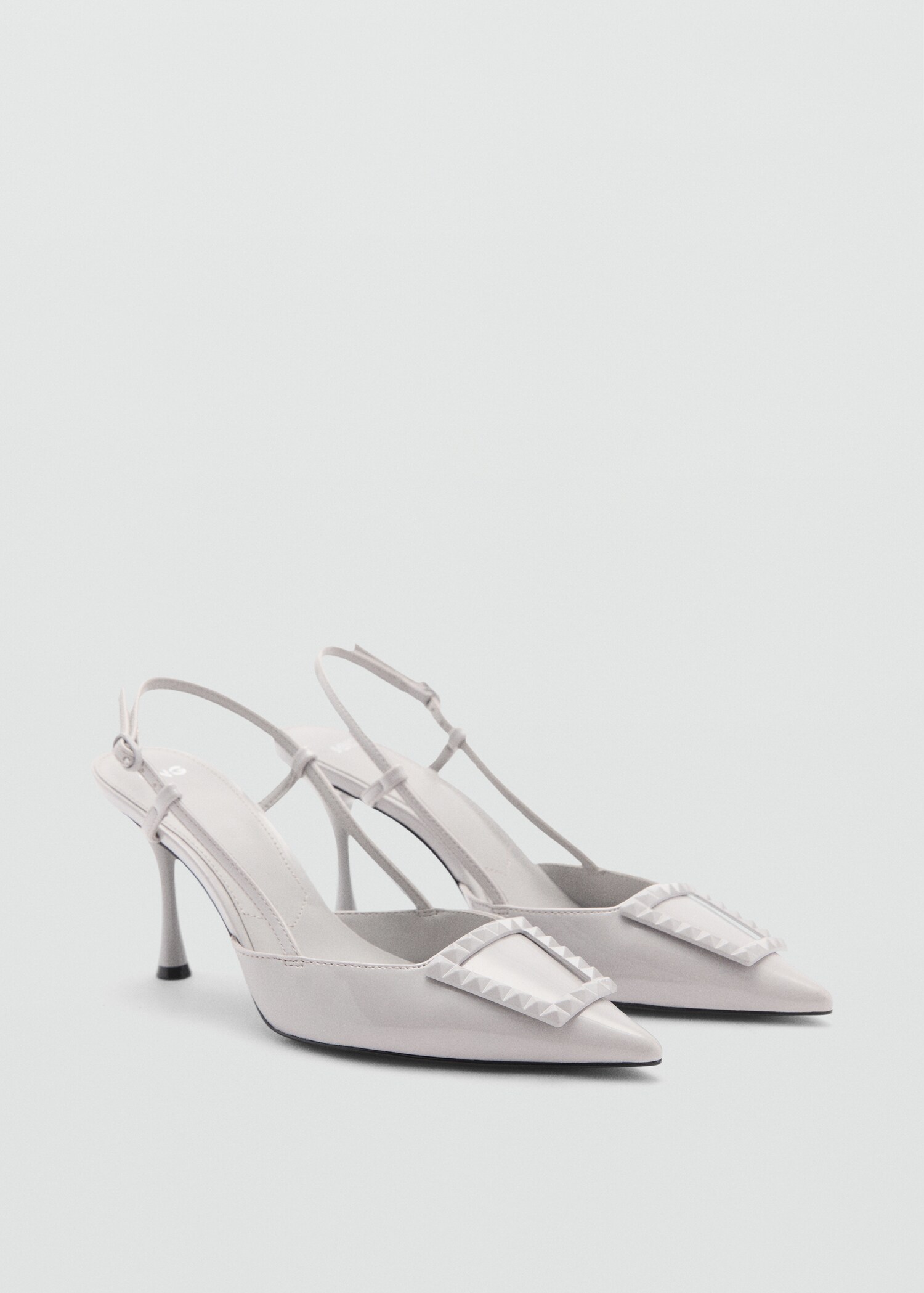 Chaussures vernies talon ouvertes à l’arrière - Plan moyen