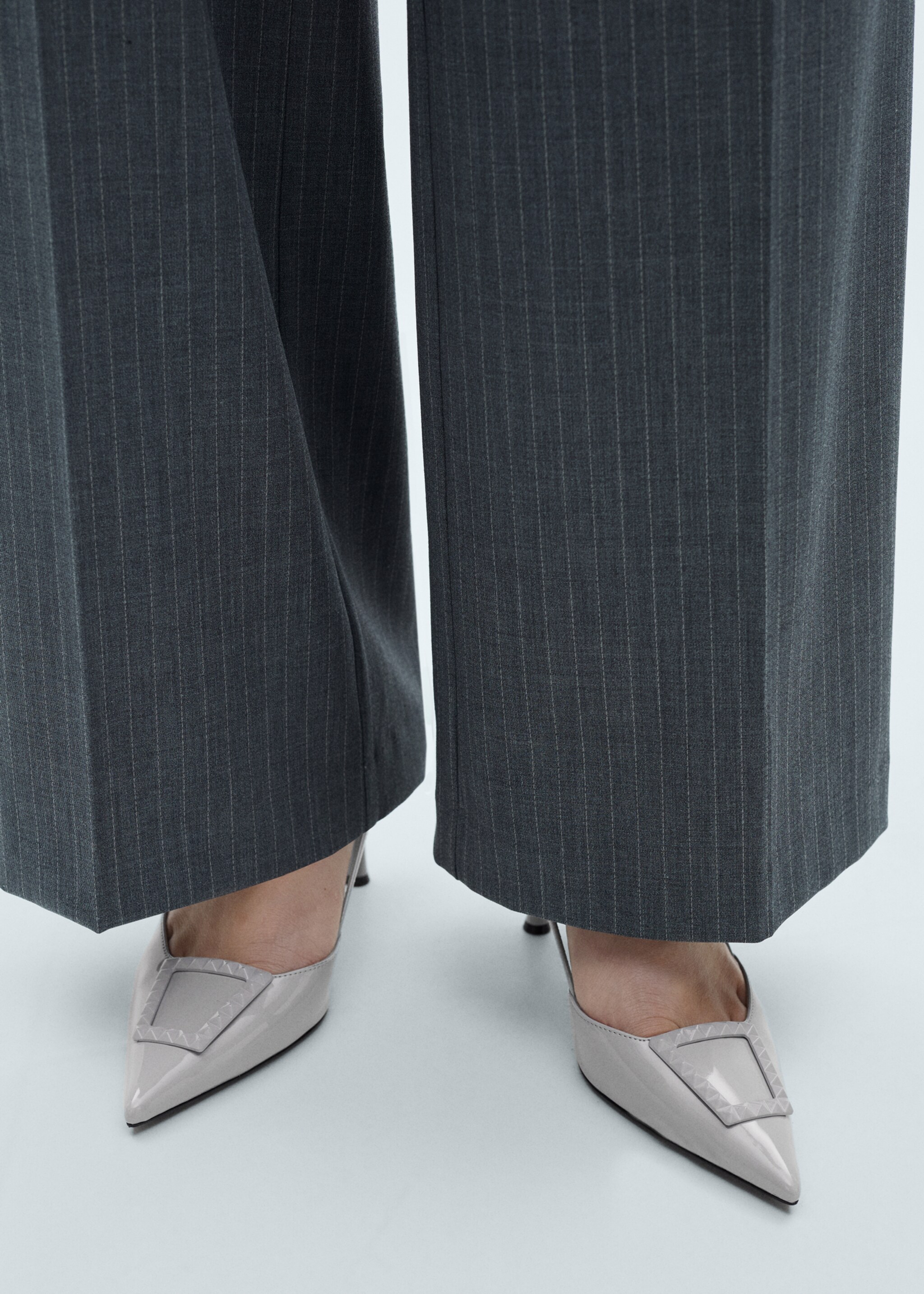 Slingpumps aus Lackleder - Detail des Artikels 9, Grau. Ref: 77094447-00.