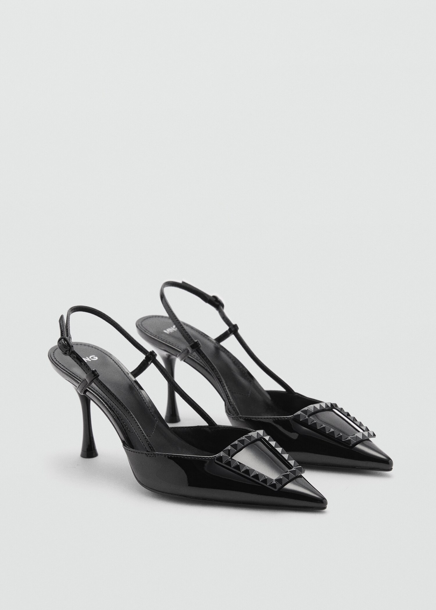 Chaussures vernies talon ouvertes à l’arrière - Plan moyen
