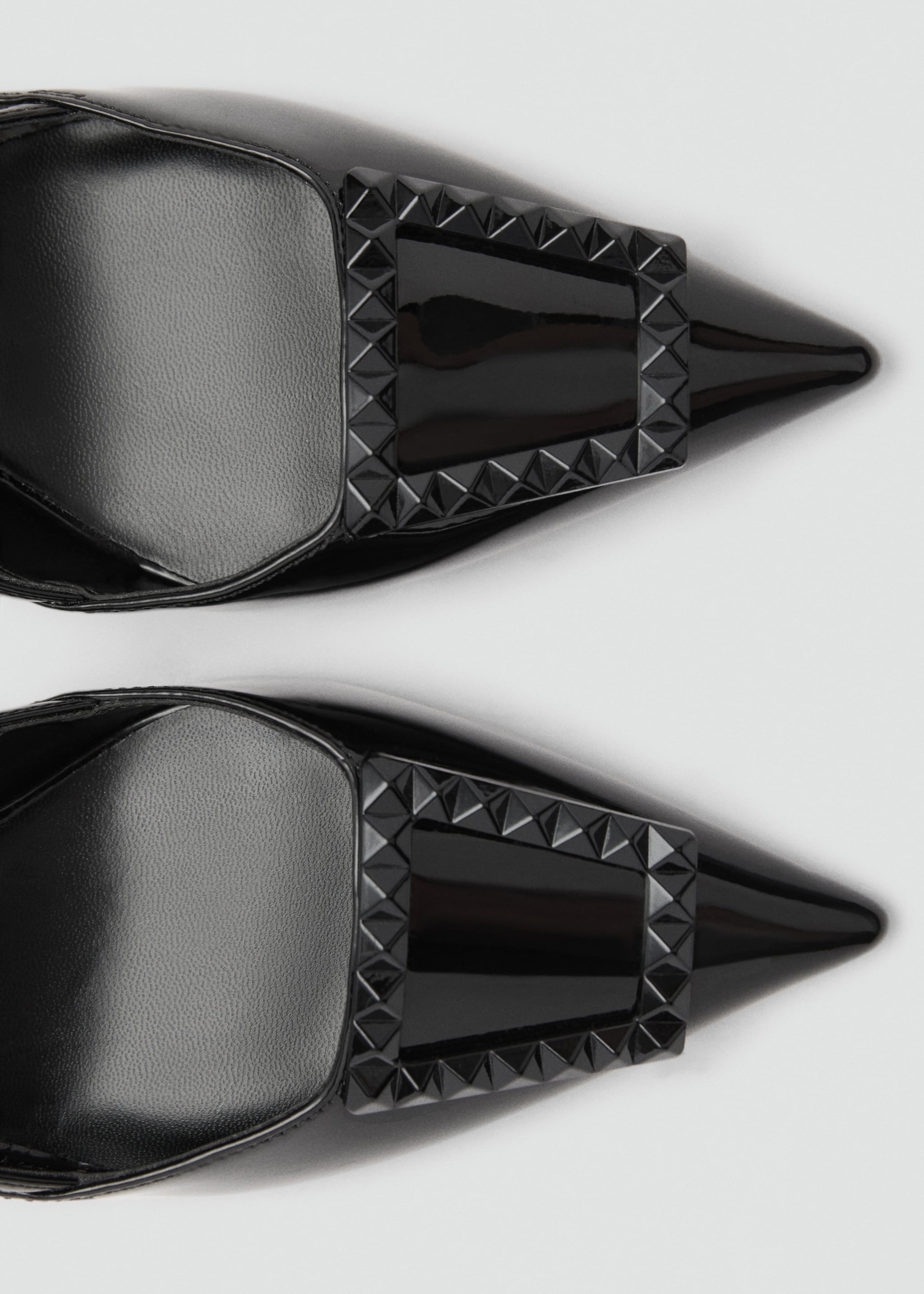 Slingpumps aus Lackleder - Detail des Artikels 2, Schwarz. Ref: 77094447-00.