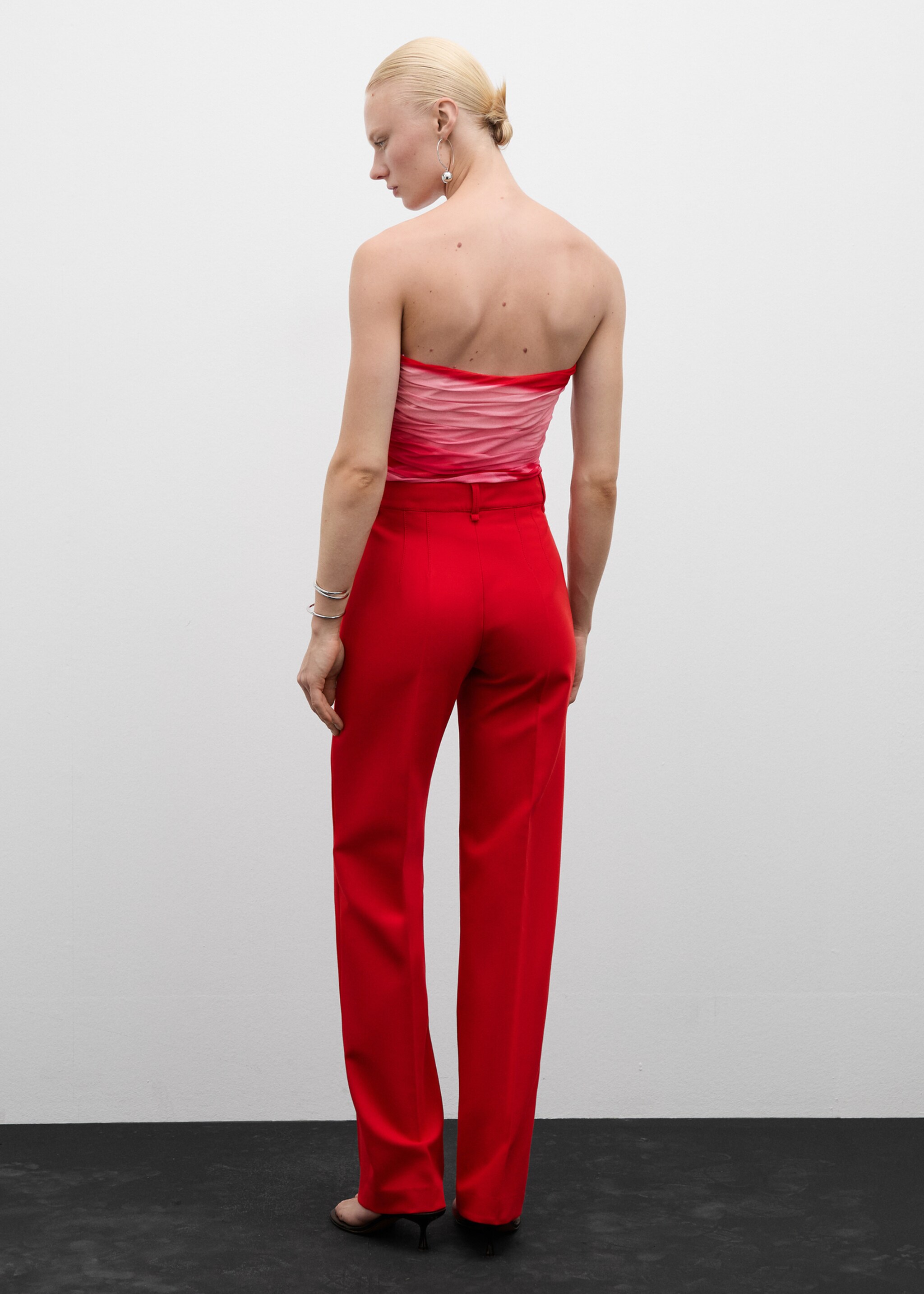 Gerade Hose mit Ziernähten - Rückseite des Artikels, Rot. Ref: 77094453-00.